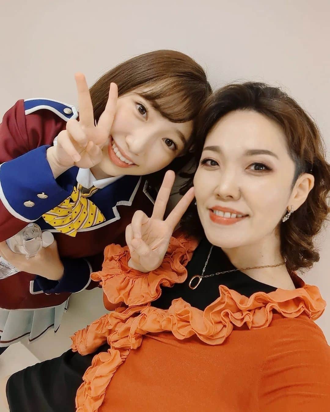 のインスタグラム：「///  千穐楽目前にして ラスト3公演が中止になってしまい 皆さまの前で最後のご挨拶が出来ないまま 幕をおろすことになりました 悩みぶつかりながらも 最後には全てをプラスに捉え 皆で笑えていたのが この座組の強みだと思います 日々のなんてことない小さな幸せが 稽古から2ヶ月過ぎた先では とても大きな幸せになっていて 皆が愛しい存在になっていました  そして 何よりスタッフや関係者の皆さんには 溢れんばかりの気持ちや心配りを 頂戴し支えて頂きました。  観劇下さった皆さま 楽しみにして下さっていたのに 会えなかった皆さま  心から感謝します 真心をこめてありがとうございました！  穴杉ヨシコ役 / 隅田美保  #ミュージカル #浜村渚の計算ノート #アーカイブ配信はまだ受付中です #良ければ見てね #最後に載せたTOBIさんの謎の発声練習 #私の渾身のツッコミで仲の良さが伝わるはず」