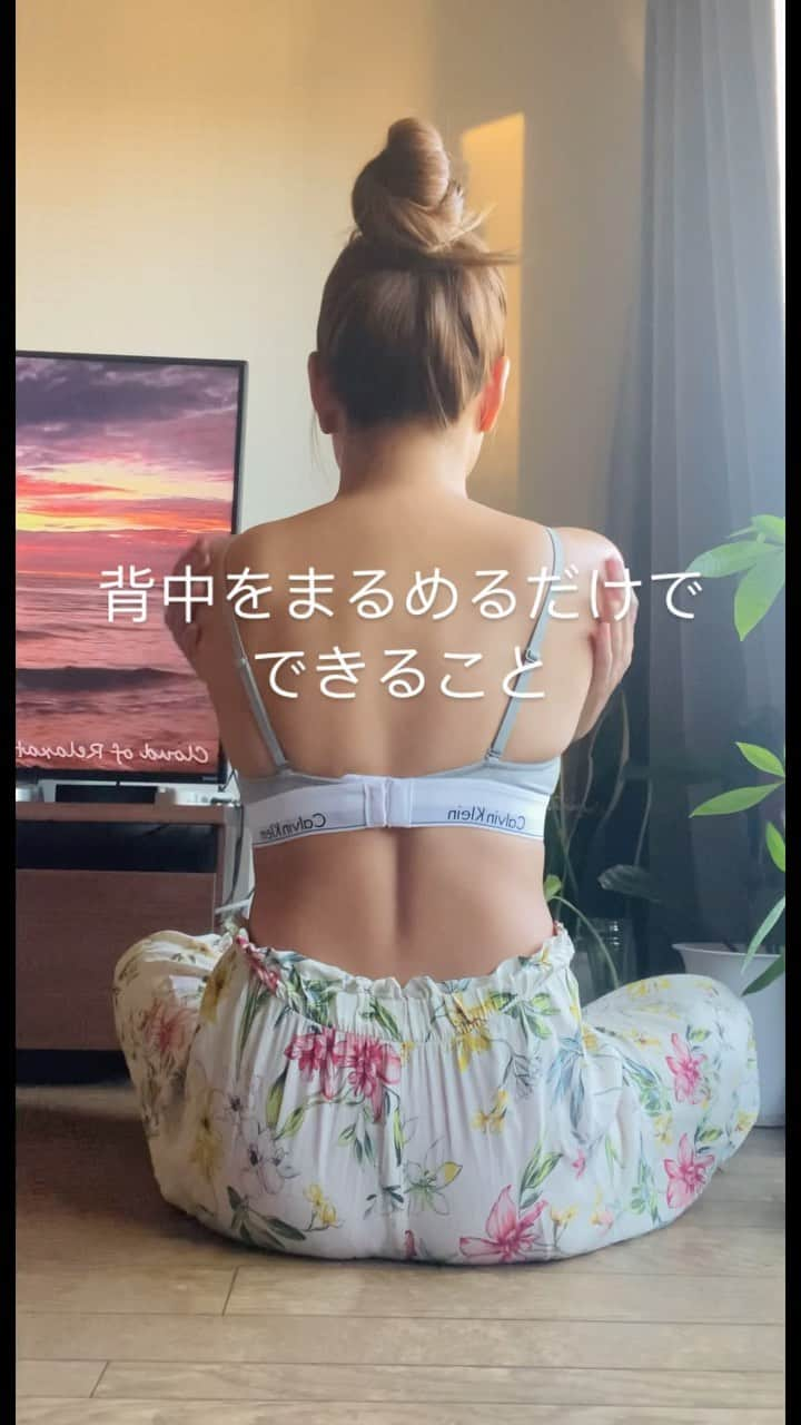 安斉奈緒美のインスタグラム：「🦒memo🦒 頭もぶらさげて重力に預けるようにすると力が抜けやすくなるよ😉背中疲れたなあとゆう時にぜひ😉🤍  #背中ほぐし #肩凝り解消 #リラックスヨガ #チェアヨガ  #背骨コンディショニング #腰痛 #セルフケア #ヨガ動画 #ヨガインストラクター #ヨガインストラクターの日常」