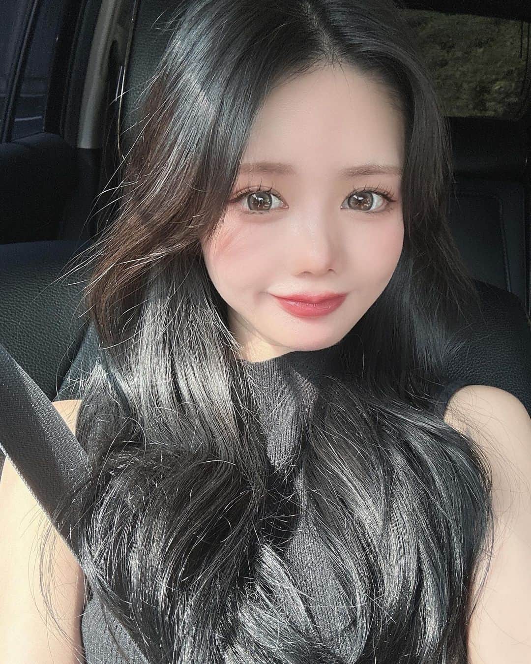MISAのインスタグラム：「new color 🤍🤍🤍 ブルーブラックにしてもらった🖤 ㅤㅤㅤㅤㅤㅤㅤㅤㅤㅤㅤㅤㅤ めちゃくちゃ暗いのに ブルー入ってるから透明感爆増🥰🤍 ㅤㅤㅤㅤㅤㅤㅤㅤㅤㅤㅤㅤㅤ #newcolor #ブルーブラック #ブルーブラックカラー」