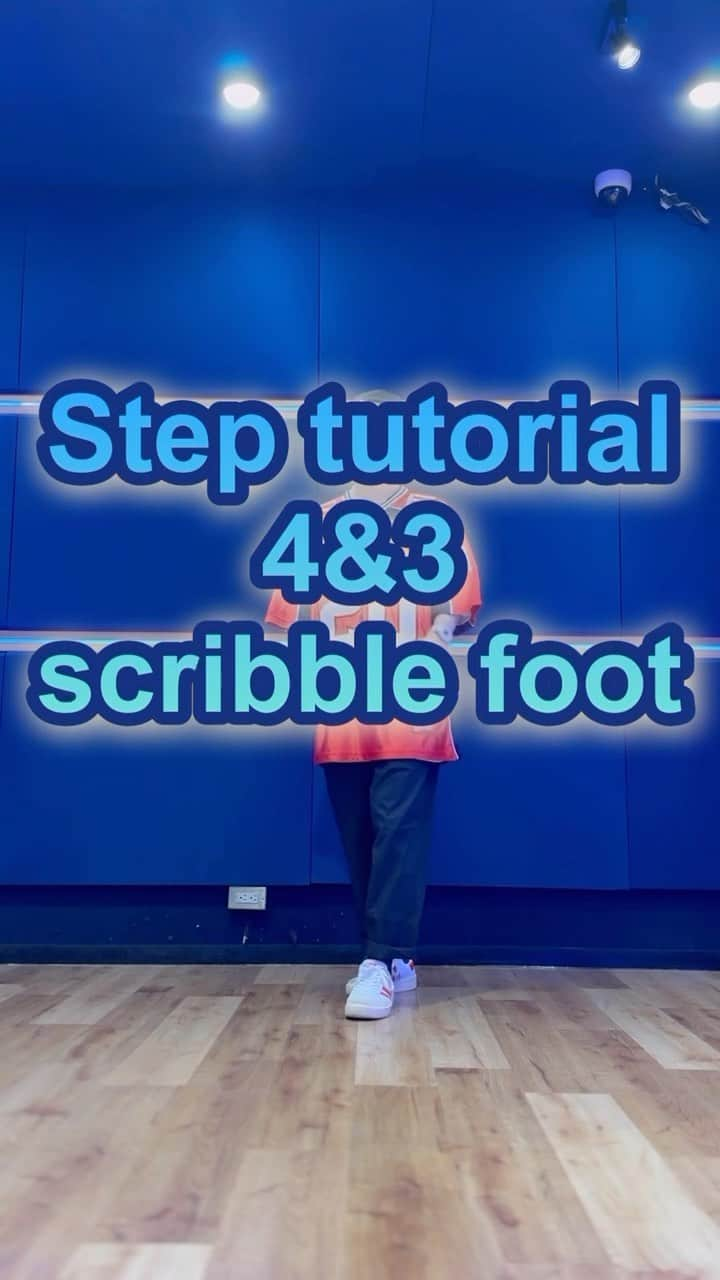 SHUHOのインスタグラム：「Step tutorial 👣  fast step with bounce🤔  Save and Share👍❤️  #dancetutorial #housedance #streetdancer #housedancer #dance #adidas #supreme #footwork #fashion #hiphop #step」