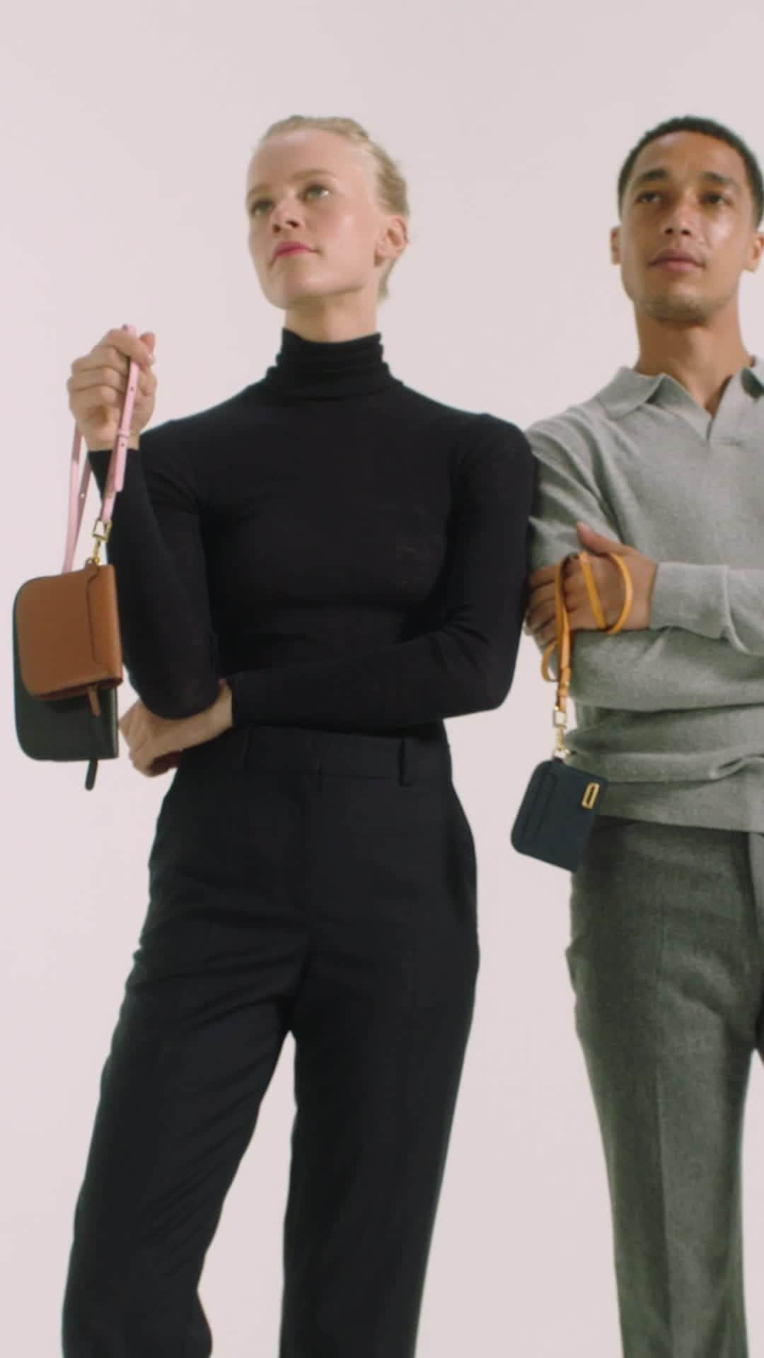 デルボーのインスタグラム：「Possibility and play.⁣ ⁣ How do you wear your Vagabond? It’s for you to decide and create. Take one of Delvaux’s adjustable straps and clip on one — or several — Vagabond pouches and card cases. Wear it as a belt, crossbody, around your neck and go. ⁣ ⁣ #delvaux」