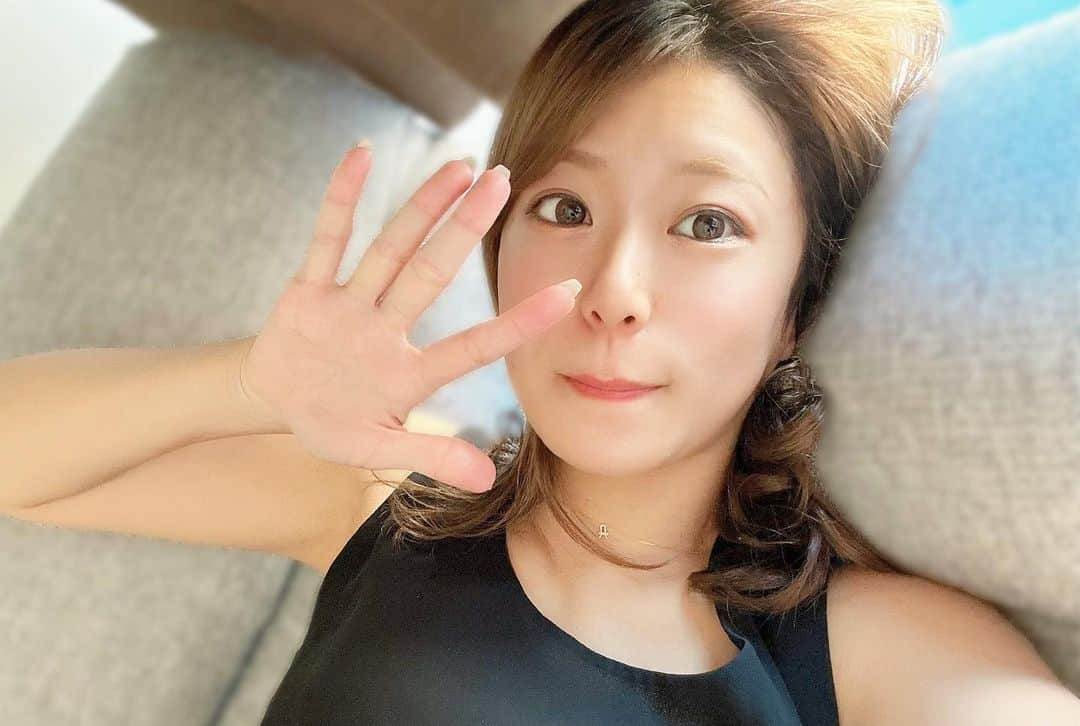 福本愛菜のインスタグラム：「久々投稿になっちゃった🫣  こんだけ暑いと昼間は全然真夏の格好でいけちゃうね😎✨  あ！いまだに焼け続けてるから黒さがちょっとずつレベルアップしてることを報告しときます🫶🏽笑  #残暑 #すごい #まだまだ #焼けます #夏 #らぶ #久々 #投稿 #🫶🏽」