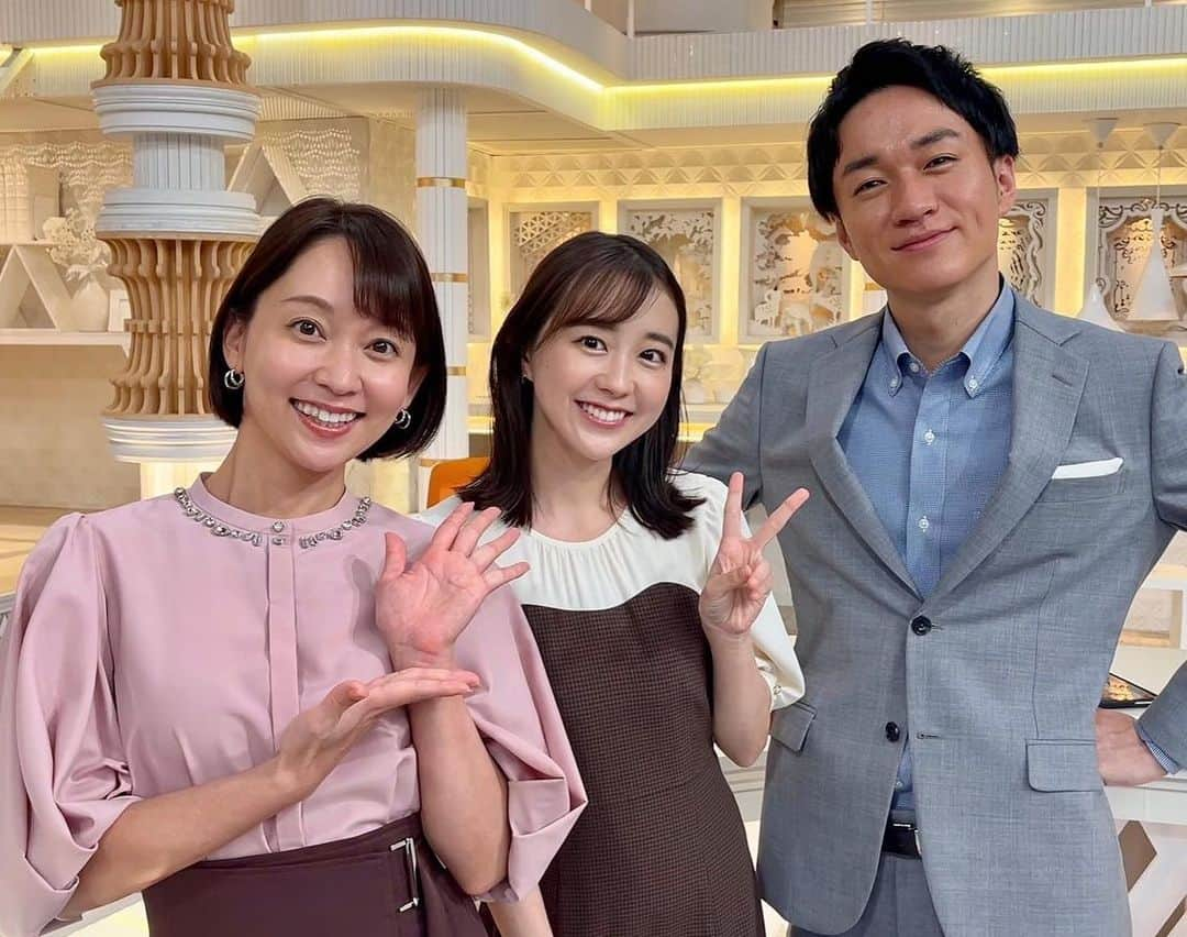 若林有子さんのインスタグラム写真 - (若林有子Instagram)「日曜日の昼ニュース、Nスタを卒業しました💐  3年目になったばかりの頃から、2年半担当させていただきました！ 最初は不安もありましたが、 毎週日曜日はニュースを伝えるというのが私の中のルーティンとなり、大切にしていた時間でした😊  Nスタも2年半の間に色んな先輩、後輩、さらに同期とともにお送りして、学びのある時間でした✨  ご覧いただいた皆さん、本当にありがとうございました🌼  (9/24、10/1はアジア大会のためNスタはお休みです)  #ノーマル記念撮影ver #楽しい送り出しver  #優しくて何でも聞いてくれる出水さん #しゅんは今週取材だったので先週撮りました #かわいい花束もらってうれしい」9月19日 19時23分 - wakabayashiyuko_