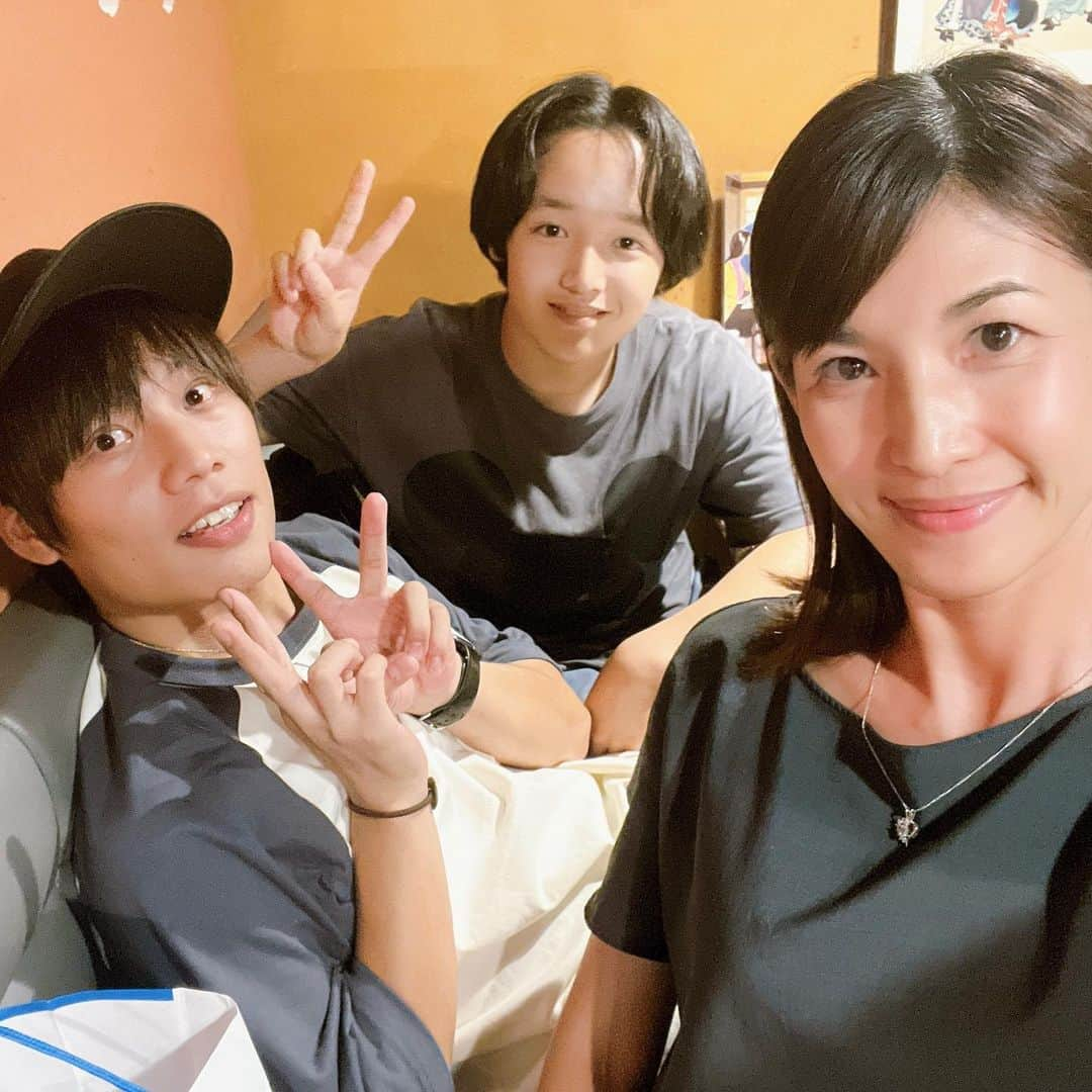 山口太幹さんのインスタグラム写真 - (山口太幹Instagram)「久しぶりに所属事務所「海汐プロダクション」の海汐社長と事務所の先輩・稲井大地君3人でご飯を食べに行ったよー☺️  僕が「居酒屋がいいー」って提案したんだ‼️  将来絶対、酒飲みになると思うんだけど…笑笑  先日のイベントの事だったり、最近の話だったり、めっちゃ盛り上がった～⤴️  #山口太幹 #taikiyamaguchi #taikiumipro #宮崎出身 #miyazaki #子役 #俳優 #中学生男子 #中学2年生 #13歳 #歴史好き #謎解き好き #抹茶好き #ビートボックス #バレーボール男子 #海汐プロダクション所属 #アービング所属」9月19日 19時24分 - taiki_umipro