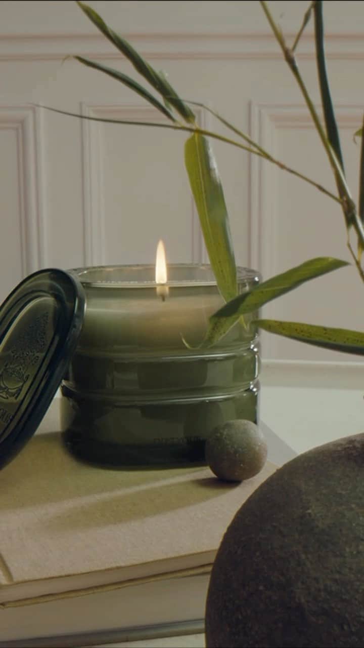 ディプティックのインスタグラム：「South of Arashiyama mountain… …not far from Kyoto, stands a singular Japanese temple, 120 moss species flourishing in its garden. The Temple des Mousses (Moss Temple) candle, with its green and woody accents mixing with velvety notes of matcha, transports us to this well-preserved place, set amid unspoilt nature. The serenity of a Zen garden. #LesMondesDeDiptyque #Diptyque #Candles #PremiumCandle」