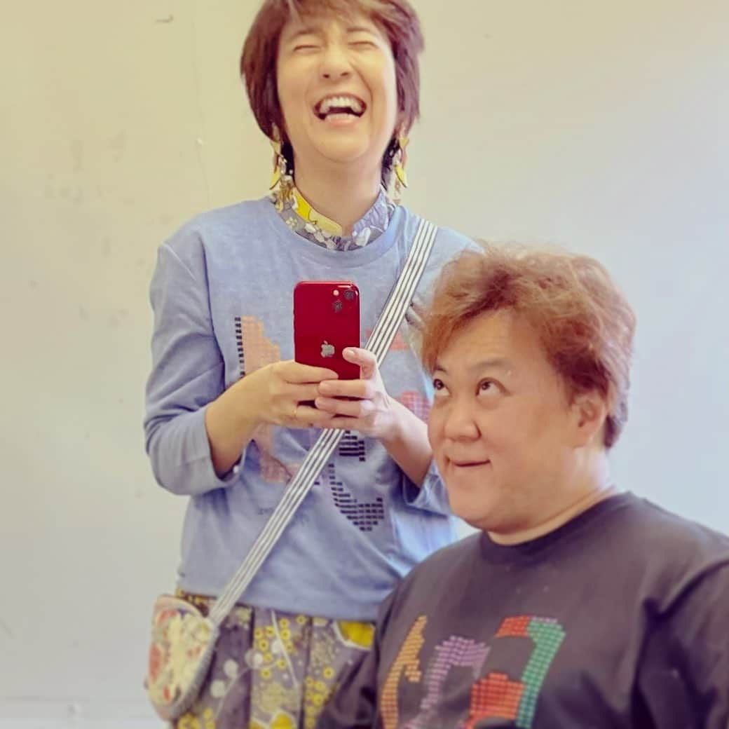 藤田朋子さんのインスタグラム写真 - (藤田朋子Instagram)「#桑山哲也  #アコーディオン奏者 #ついに私までアコーディオンデビュー #べべメデューサ #桑山くんと配列が違うやつ #可愛いアコーディオン #チャランボランタンのライブに乱入 #帰りは銀座で何か食べようかなぁんて言ってたのに #七味香る牛すき月見バーガー  #こりゃうまいぜよ #ドライブスルーで購入して家で食べる我が家のパターン」9月19日 19時26分 - chiendormant