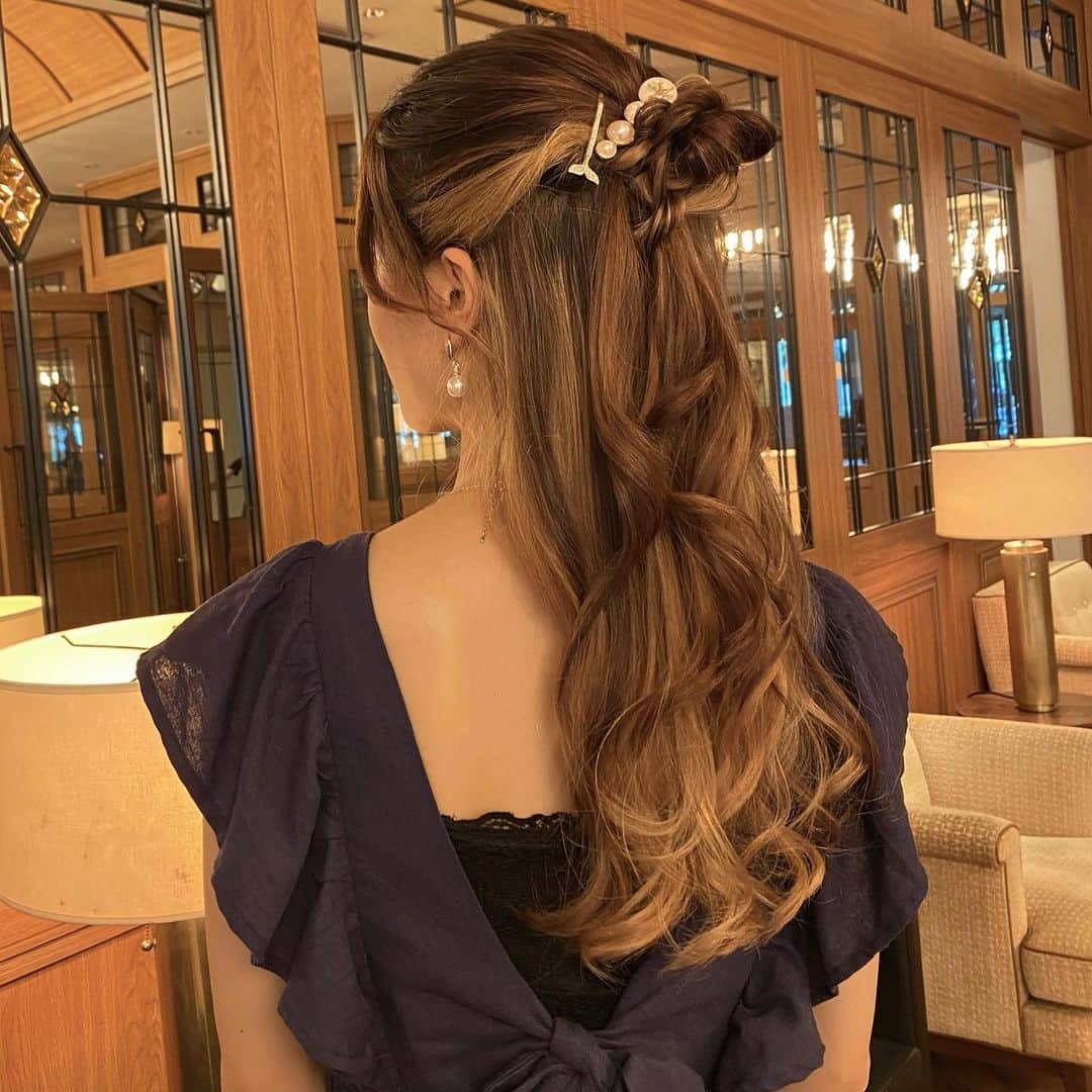 SAKURAのインスタグラム：「𝗵𝗮𝗶𝗿𓅿  お呼ばれのお団子ハーフアップ🍡  サーフなヘアクリップは @shein_japan 𓇼 検索ID ▶︎ 10377817  クーポンコード【sakura00】で 合計金額からさらにオフ💄💄  . #ヘアセット#ハーフアップお団子#ハーフアップアレンジ#ハーフアップ#お呼ばれヘア#インナーカラー#イヤリングカラー#ハイライトカラー#お呼ばれコーデ#女の子ママ#ママコーデ#結婚式お呼ばれ#オーガニック#美容好きな人と繋がりたい#ootd」