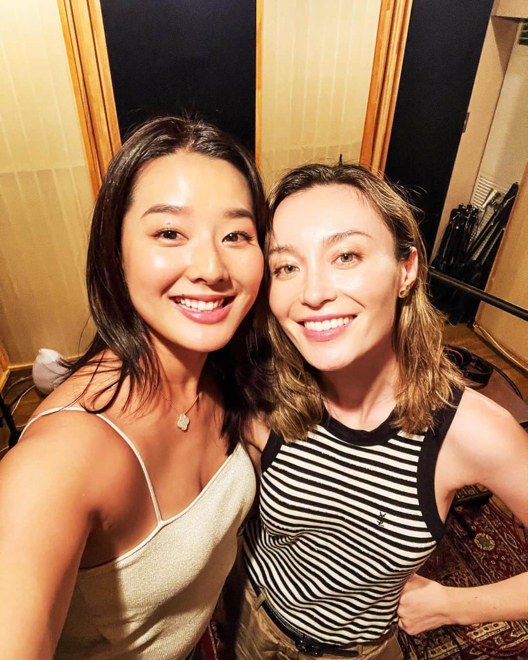 エミ・マイヤーのインスタグラム：「スーパーセッション⭐︎ 今回はオリジナルをお届けします❤️ super studio session with songstress @sumire808 thanks for letting me produce 🙏👑 such a vibe. Can’t wait to share!」