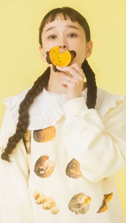 カロリナグレイサーバイシェリールのインスタグラム：「YURIさんと〈YURI × DACOMECCA × CAROLINA GLASER〉のトリプルコラボレーションアイテムをご紹介いたします♡」