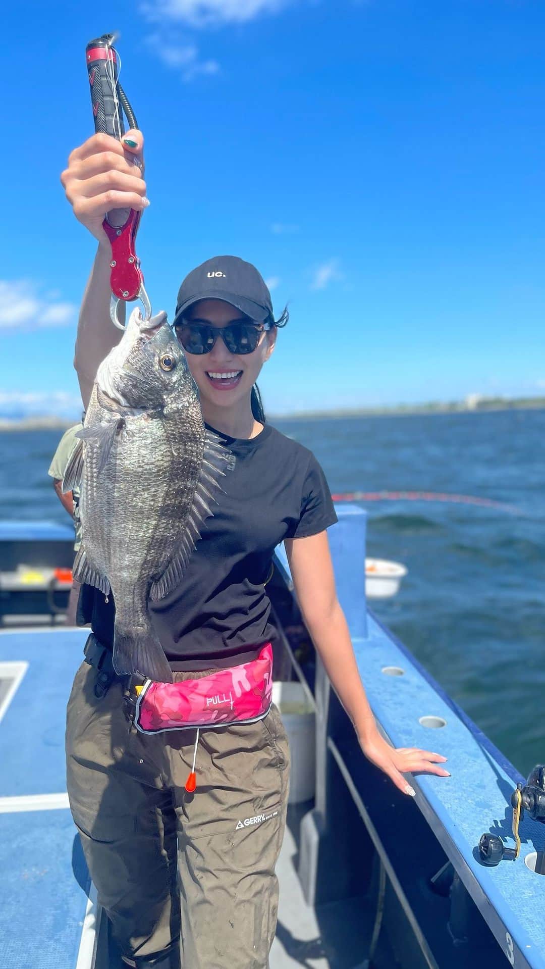夏海のインスタグラム：「おやすみで船釣りへ🎣  今日一番ひきが強かったクロダイとの駆け引き 動画撮ってくれてたので記念に❤️  まだまだ初心者すぎてヒットするたびに慌ててしまうけど 乗合船の皆さんにも優しくしてもらって 今日も楽しくたくさん釣れました😆✨  釣果 クロダイ×1、カンパチ×2、イナダ×3、ソウダカツオ×2  #釣果　#釣りガール #船釣り #海釣り #釣りスタグラム」