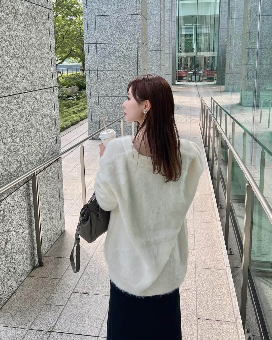 工藤はるかさんのインスタグラム写真 - (工藤はるかInstagram)「まだまだ暑いけど 早くニットが着たくて、、🐑🍂  展示会でオーダーしていた @casa_fline のカーディガンを。 ふわっふわで可愛いの..💭  そろそろ涼しくなってほしい〜🙃♡  #har_code #casafline」9月19日 19時33分 - har_326