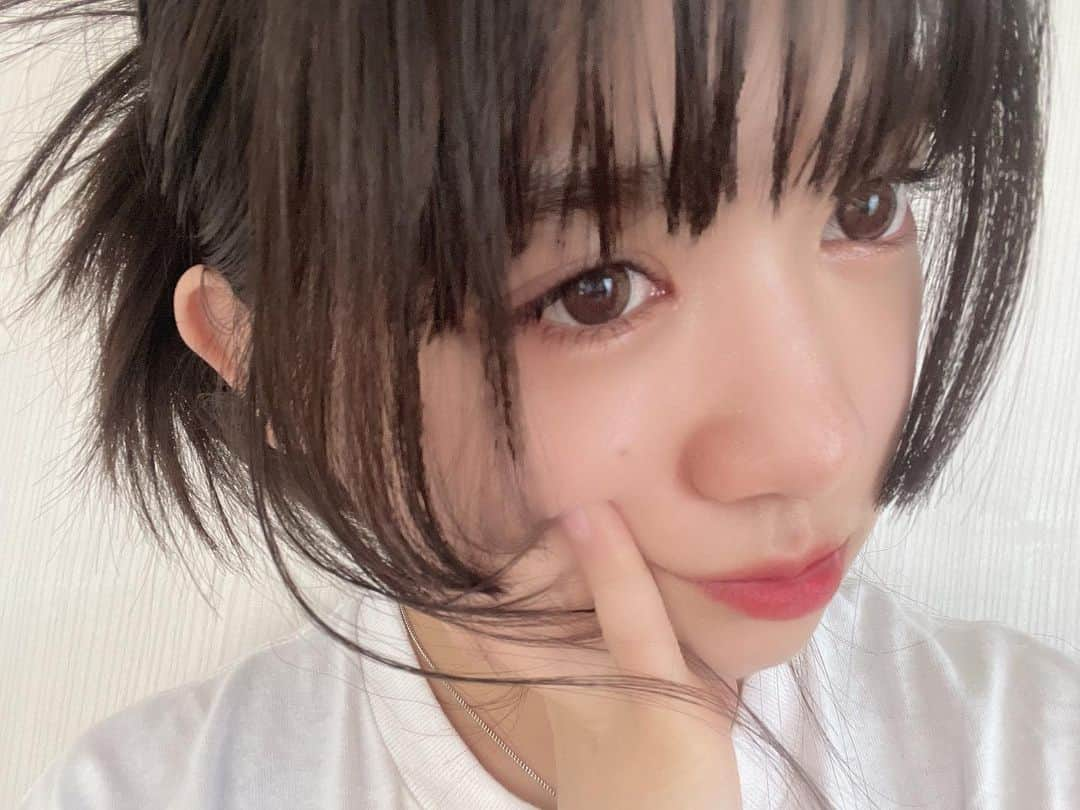 新井ひとみさんのインスタグラム写真 - (新井ひとみInstagram)「昨日ネイルを変えた時に爪伸びてますねぇ〜って言われてね😅  ちょうど1ヶ月ぐらいだったから、伸び伸びでｱﾜﾜﾜﾜ−ってなりました😂　生きてますねぇっ  そんなこんなで お仕事のオフでお家dayの時は、@velyvely_jp の コラーゲンサンセラムが最近のお決まりなの💫  日焼け止めの塗った時に乾燥する感じが苦手なんだけど、これは全然それが無くてずっとみずみずしい感じなんだよぉ〜♪ SPF50もあるから助かっちゃうよね😆  あと、カラコンと色付きリップはマストで♪ お家の中でも、気分あげちゃう♪  #女子流　#新井ひとみ　#宮城県出身　#98 #98년생 #美容　#美容好き #美白　#弾力肌 ##日焼け止め　#ウォーターセラム　#コラーゲンサンセラム#Qoo10 #qoo10メガ割  #ootd #ootdfashion #ootdstyle #좋아요환영　#데일리룩　#오오티디　#패션스타그램　#每日穿搭　#日系穿搭」9月19日 19時34分 - hitomi_tokyogirlsstyle