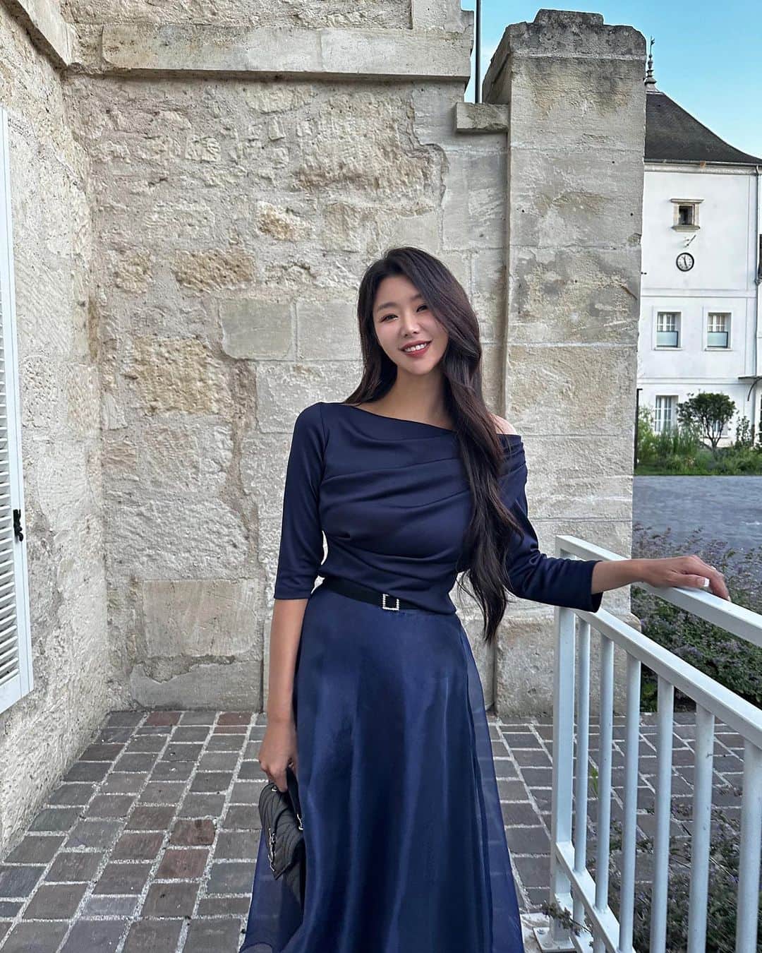 のインスタグラム：「리허설 디너 준비완료 🖤 결혼식 전날 게스트 모두모여 한잔하면서 인사 나누는 시간. 신랑신부 만나기 전이어서 내가 더 긴장했음 😳  #GreeminFrance_Chantilly」