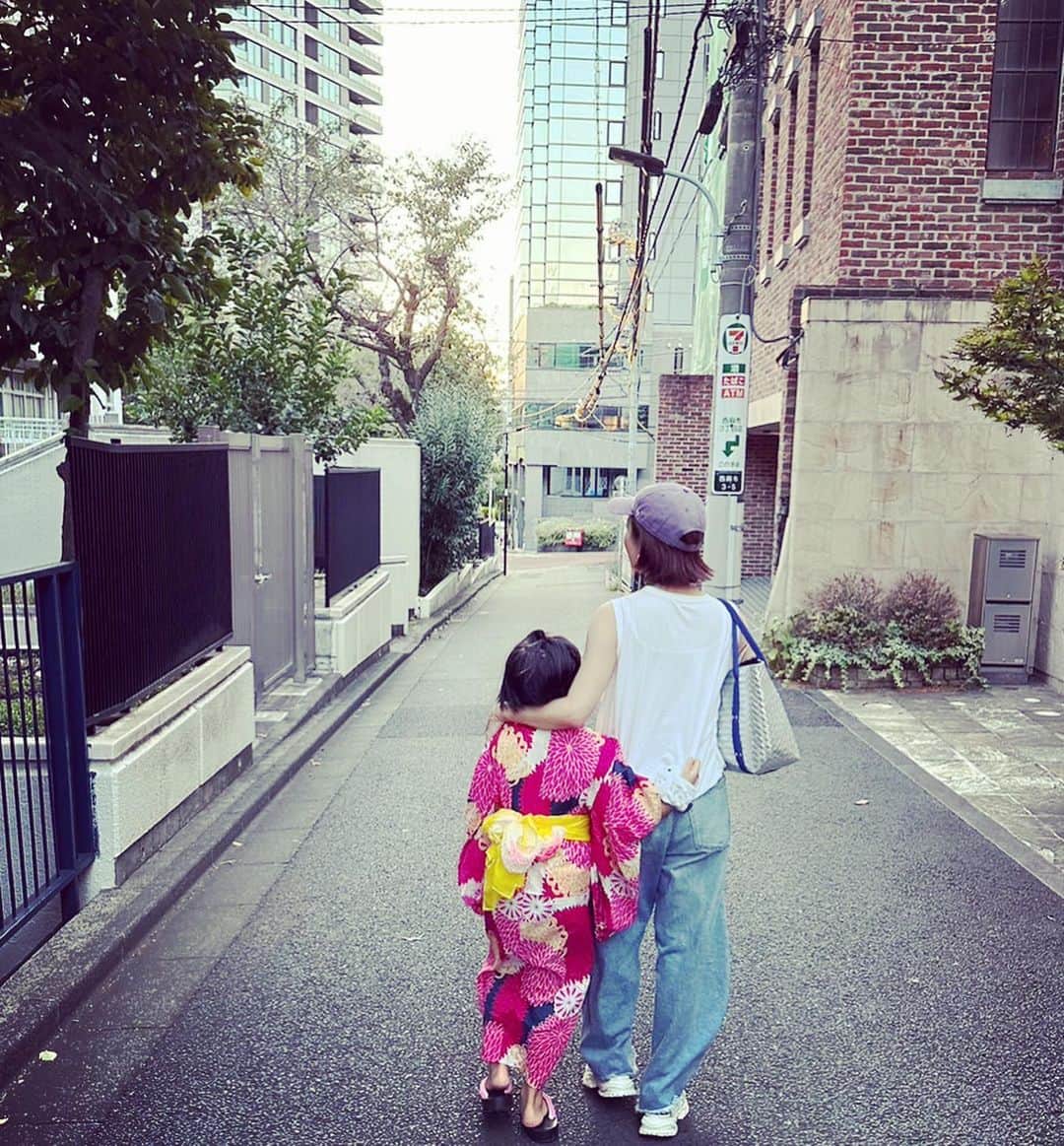 大和田美帆さんのインスタグラム写真 - (大和田美帆Instagram)「. 地元のお祭りへ。 昔から必ずあんず飴。  夏の終わりの始まり。」9月19日 19時48分 - miho_ohwada