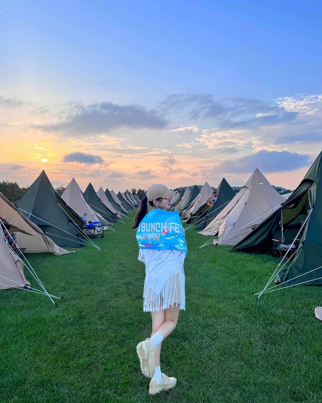 MIYUさんのインスタグラム写真 - (MIYUInstagram)「初フェス🏕️ワイルドバンチ🌳☀️ フェスってこんなに楽しいの？？🎧  すごく暑かったけど、ラウンジ(テントスペース)とか パウダールームとか諸々女性に優しいサービスが 沢山あって感動した🥺 パウダールームには、リップとかドライヤーとか 持ち込みなしで自由に使えるからありがたかった！  来年も絶対に行く！🌈🎤  #wbf #ワイバン来た #夏フェスをオシャレに　#DODOASiS #女性に優しい夏フェス」9月19日 19時47分 - miyu__.oo