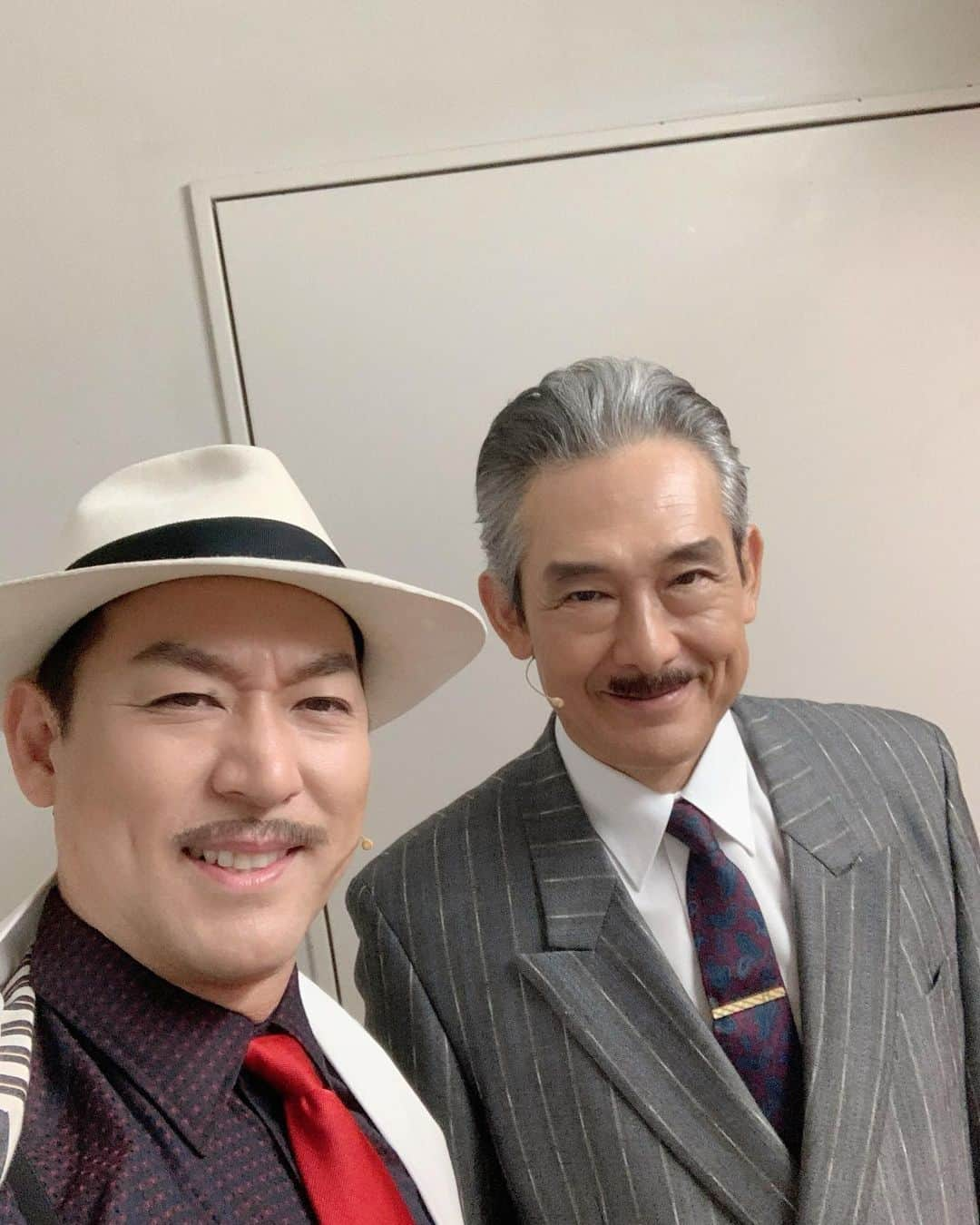 福井晶一さんのインスタグラム写真 - (福井晶一Instagram)「ミュージカル「生きる」 本日もご来場誠にありがとうございました！！  今日は助役役の鶴見辰吾さんとお写真を撮っていただきました！  稽古場からとても優しく接していただき普段はこんなにダンディーなのに、とってもチャーミングな一面も。 助役と組長の料亭のシーンでは毎回楽しくやらせて頂いてます。  そして、なんと本日発表された月10ドラマ「トクメイ！警視庁特別会計係」でもご一緒させて頂くんです。  初めは全く知らなかったのですがお稽古の中盤くらいにキャストを知ってお互いに驚いてしまいました💦  映像経験の浅い僕にとってはなんて心強いことでしょうか✨  今回の連ドラ出演、皆様からの反響も大きくお祝いのメッセージもたくさんいただきました。 本当にありがとうございます！  もう撮影も始まっていますが、先ずは「生きる」の世界を精一杯生き抜きたいと思います。  明日はマチソワ公演。 渡辺勘治の前に立ちはだかる悪い２人にぜひ注目してください😏  #ミュージカル生きる #黒澤明監督  #助役 #組長 #トクメイ警視庁特別会計係  #警視庁万町署副署長 #警察庁長官官房長 #鶴見辰吾 さん #福井晶一」9月19日 19時41分 - shoichi.fukui