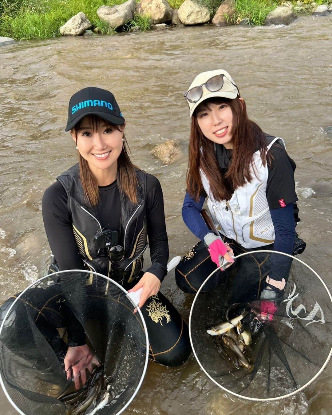 谷田圭（たにけい）のインスタグラム：「・ ・ ・ ・ そして今回の鮎釣りは ぺぐちゃんと一緒 💞💞💞💞💞💞💞💞💞💞 @am_peg_fishing  ・ ・ ・ ・ 147cmのぺぐちゃんが 長い鮎竿持ってるの かっこよかったーーーーっっっっっ✨✨✨✨  丸1日ご一緒させて もらったんだけど 小柄でかわゆくて 根性があって、大好きが止まらない 💞💞💞💞💞💞💞💞💞💞💞💞  一緒に鮎キャッチできて 本当に本当に嬉しかった( ˊ̱˂˃ˋ̱ )🩵  #鮎釣り #SHIMANO #鮎の友釣り #山形 #鮎 #釣り #シマノ」