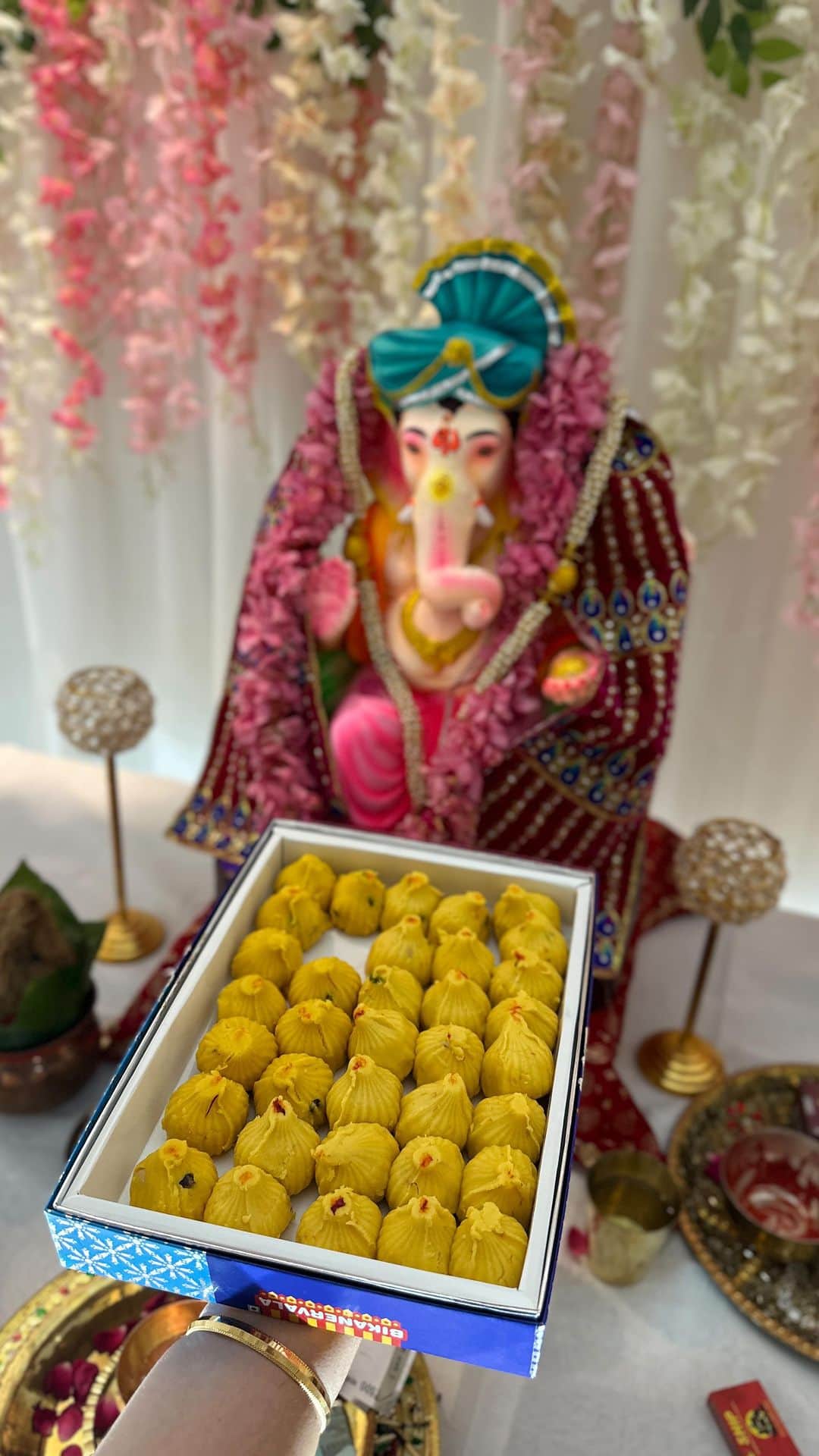 のインスタグラム：「Happy Ganesh Chaturthi To All. Thanks To @events_by_tahil for the lovely decoration 😀🙏🏻 #dilsefoodie #food #ganeshji #dilsecouple #ganeshchaturthi」
