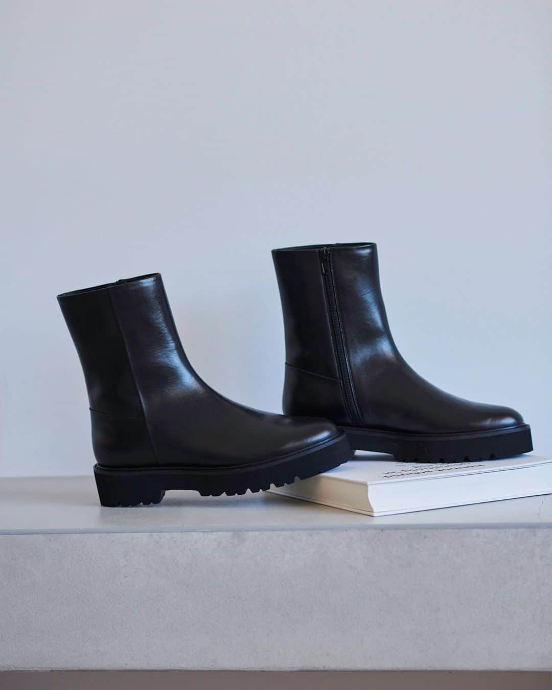 ロペのインスタグラム：「【WINTER LOOK Vol,1】 ⁡ Dynamism Chic- 静けさの中にDynamismを感じるドラマチックな展開の予感…。 心地よい涼しさを感じ始め、秋から冬をまたぐアウターやニットが登場。 ビジューや透け感のあるアイテムにリュクスなコートを羽織れば、そこはフランス映画のワンシーン。 ⁡ J'aDoRe JUN ONLINEでご購入いただけます。 ⁡ ⁡ ⁡ @rope_jp @jadorejunonline  #look #ロペ #ROPÉ #ropejp」