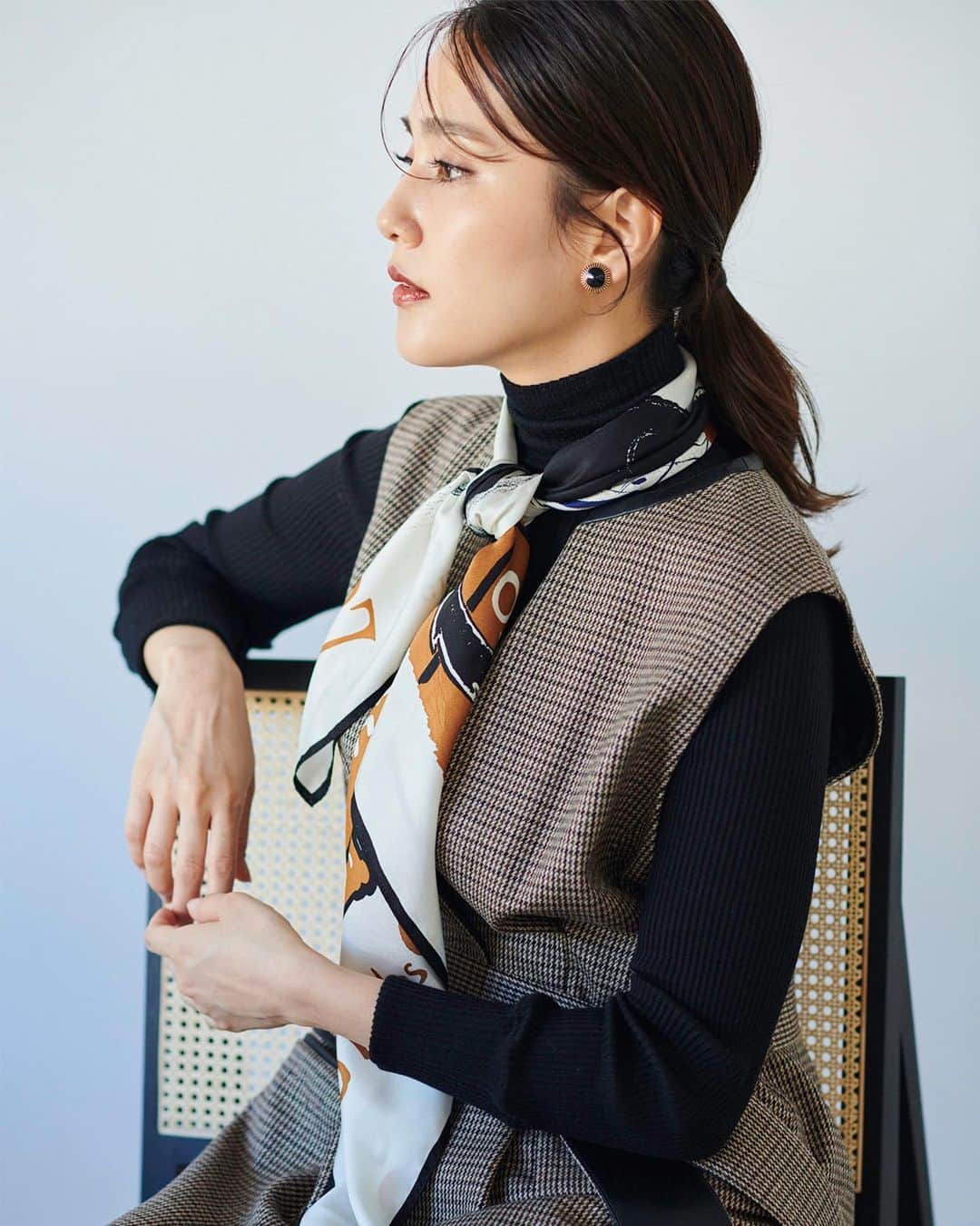 ロペのインスタグラム：「【WINTER LOOK Vol,1】 ⁡ Dynamism Chic- 静けさの中にDynamismを感じるドラマチックな展開の予感…。 心地よい涼しさを感じ始め、秋から冬をまたぐアウターやニットが登場。 ビジューや透け感のあるアイテムにリュクスなコートを羽織れば、そこはフランス映画のワンシーン。 ⁡ J'aDoRe JUN ONLINEでご購入いただけます。 ⁡ ⁡ ⁡ @rope_jp @jadorejunonline  #look #ロペ #ROPÉ #ropejp」