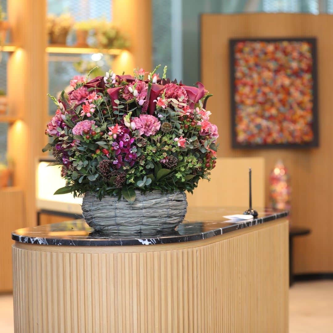 ニコライ・バーグマン・フラワーズ＆デザインのインスタグラム：「Celebration Flowers by Nicolai Bergmann⁠  ㊗️💐ニコライ バーグマンによる他では見ることのできない華やかで高級感溢れるセレブレーションフラワーアレンジメントを、大切な方にお贈りしてみませんか？ オンラインショップでは、色味豊かなフラワーボックスやフラワーアレンジメントを多数ご用意しています。また国内の実店舗でも、フローリストが皆様のご要望をお伺いし一から丁寧にお作りいたします。かけがえのない瞬間を、ニコライ バーグマンのフラワーアイテムでより一層彩ってください。⁠ ⁠ → shop.nicolaibergmann.com⁠ ⁠ Dive into the world of elegant celebration flower arrangements that will stand out! On the online shop, you can find a special selection of floral gifts. And if you contact one of the flower stores directly my team is always happy to assist with custom orders! ⁠ .⁠ .⁠ .⁠ .⁠ .⁠ #nicolaibergmann #flowerdesign #floralart #celebrationflowers #flowergifts #ニコライバーグマン #フラワーデザイン #祝い花 #祝い #花 #東京花屋 #大阪花屋 #福岡花屋 #フラワーショップ #フラワーアレンジメント #フラワーギフト」