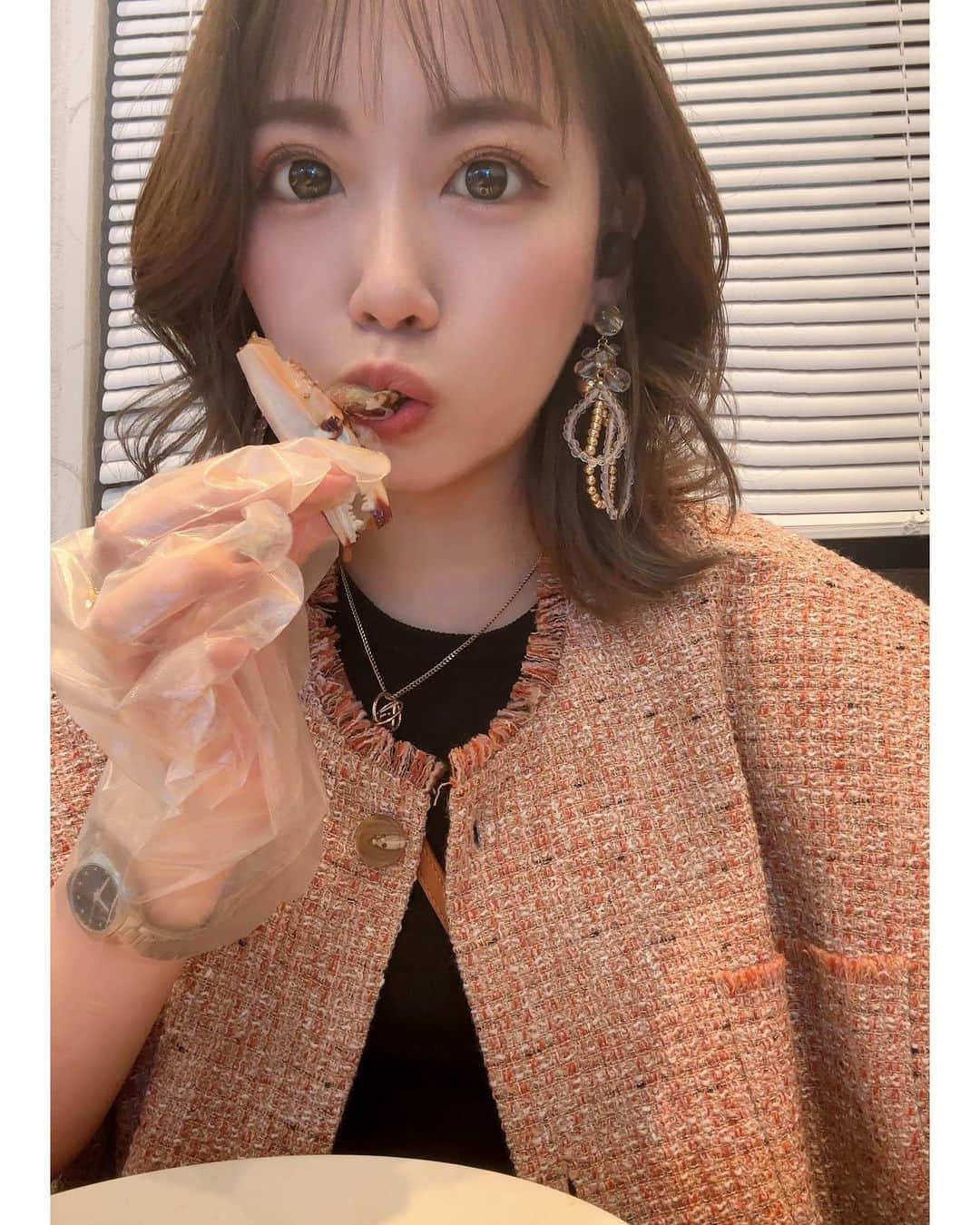 のインスタグラム：「. 食べて飲んで食べて飲んで食べて飲むわたし🦀🍺❤️ . #シティーグループ #ニュークラ #ベルベ #鈴鐘 #クラブベルべ #クラブ鈴鐘 #ホステス #キャバ嬢 #すすきのキャバクラ #すすきのホステス #ショートカット女子 #酒好き」