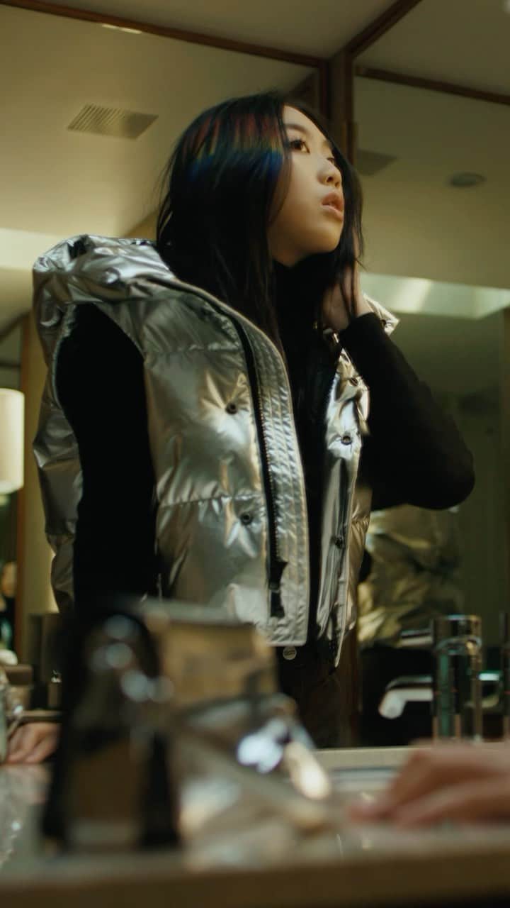 コーチのインスタグラム：「#WearYourShine. Show your inner critic who’s boss in the Coach Shine Collection. 🥊  Starring: #YoungjiLee Director: @lopeserranosol Stylist: @gabriellak_j Production design: Christian Stone Choreographer: @emmaportner Music: @jamie___xx ‘Kill Dem’ Hair: @owengould Makeup: @hollysilius Nails:  @ronnajones  #CourageToBeReal #CoachNY」