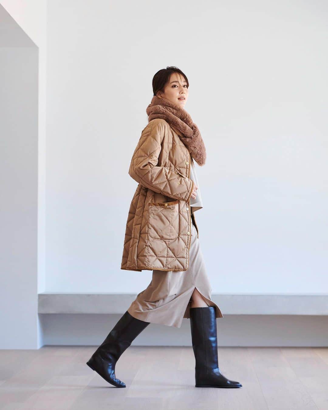 ロペのインスタグラム：「【WINTER LOOK Vol,1】 ⁡ Dynamism Chic- 静けさの中にDynamismを感じるドラマチックな展開の予感…。 心地よい涼しさを感じ始め、秋から冬をまたぐアウターやニットが登場。 ビジューや透け感のあるアイテムにリュクスなコートを羽織れば、そこはフランス映画のワンシーン。 ⁡ J'aDoRe JUN ONLINEでご購入いただけます。 ⁡ ⁡ ⁡ @rope_jp @jadorejunonline  #look #ロペ #ROPÉ #ropejp」