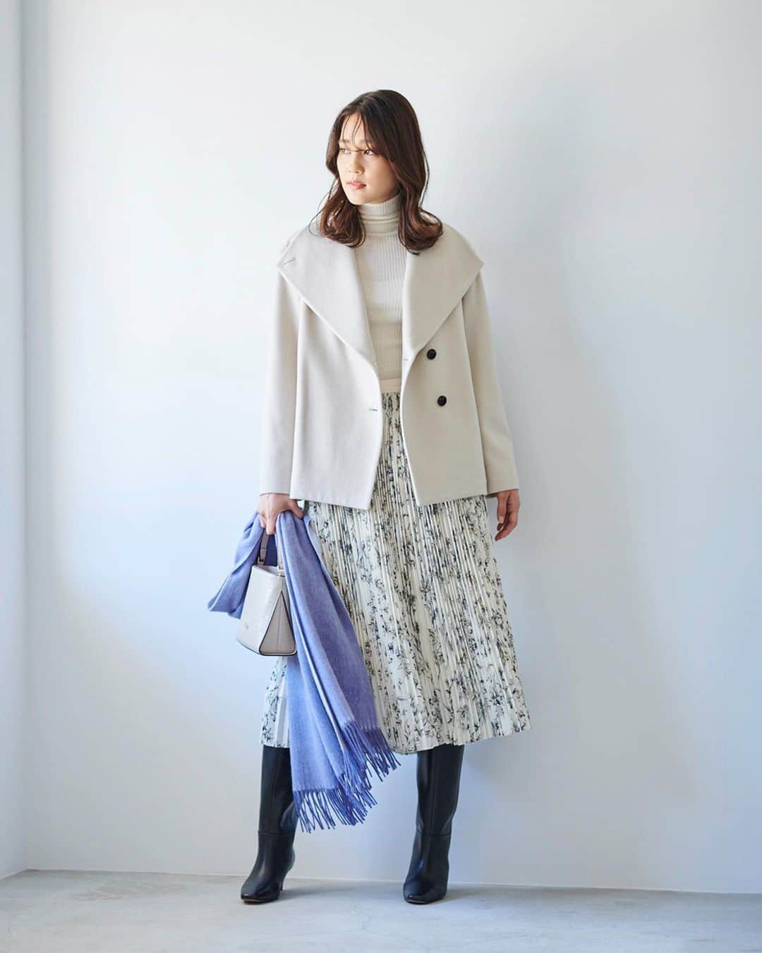 ロペのインスタグラム：「【WINTER LOOK Vol,1】 ⁡ Dynamism Chic- 静けさの中にDynamismを感じるドラマチックな展開の予感…。 心地よい涼しさを感じ始め、秋から冬をまたぐアウターやニットが登場。 ビジューや透け感のあるアイテムにリュクスなコートを羽織れば、そこはフランス映画のワンシーン。 ⁡ J'aDoRe JUN ONLINEでご購入いただけます。 ⁡ ⁡ ⁡ @rope_jp @jadorejunonline  #look #ロペ #ROPÉ #ropejp」