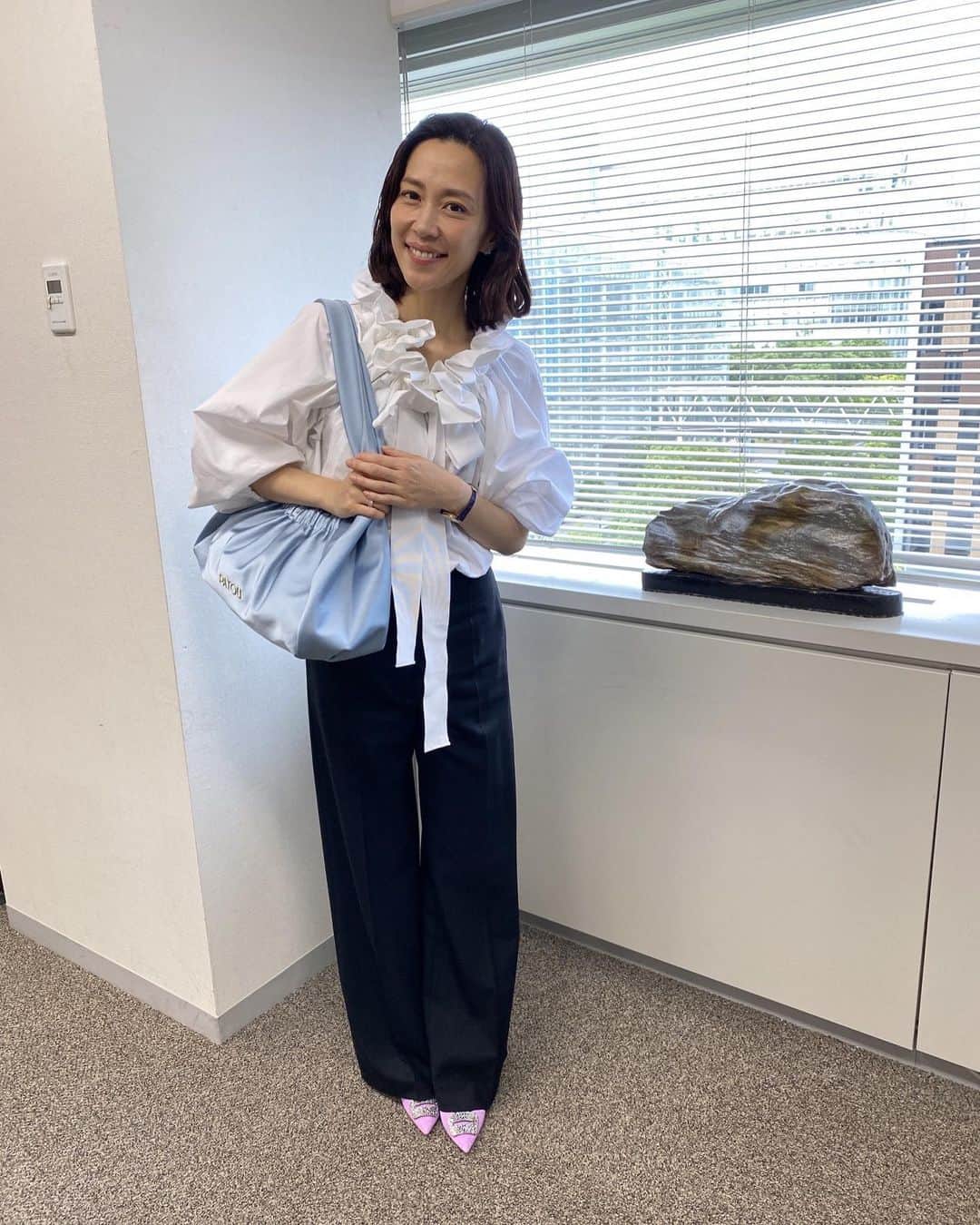 この素晴らしき世界のインスタグラム：「莉湖社長の出勤コーデ🪷  毎日おしゃれな  #木村佳乃 さん演じる比嘉莉湖の コーディネートをぜひ参考にしてみてください🤍  ①全身 @patou   ②全身 @tods   ③全身 @akaneutsunomiya   ④全身 @ganni   ⑤全身 @toryburch   #この素晴らしき世界 #すばせか」