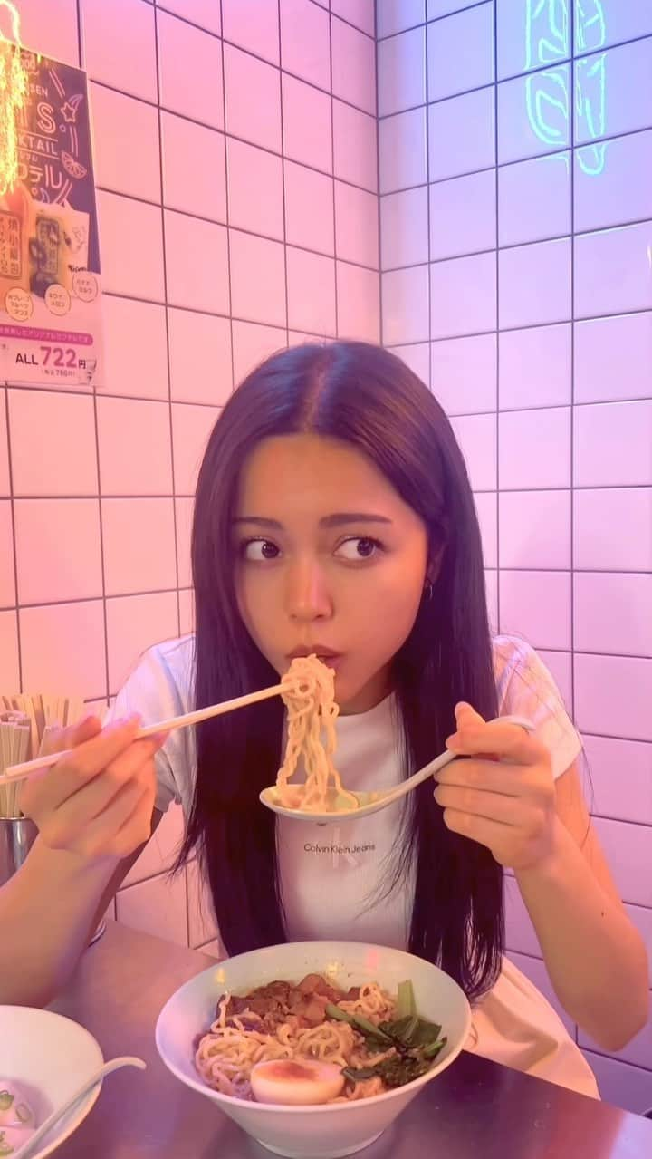 サラ・コールディのインスタグラム：「最近の好物は餃子とラーメンとチャーハン🥟🍜💖」