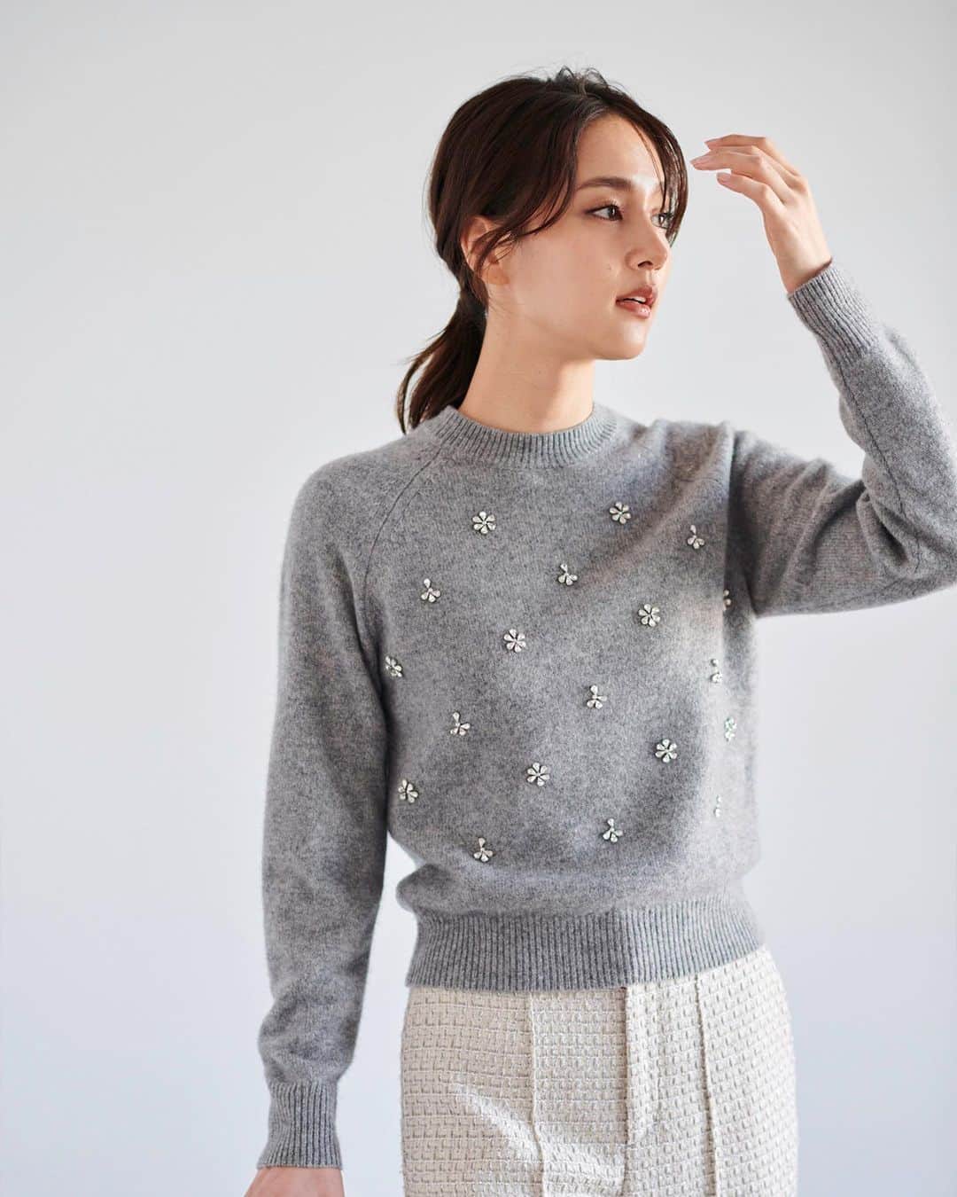 ロペのインスタグラム：「【WINTER LOOK Vol,1】 ⁡ Dynamism Chic- 静けさの中にDynamismを感じるドラマチックな展開の予感…。 心地よい涼しさを感じ始め、秋から冬をまたぐアウターやニットが登場。 ビジューや透け感のあるアイテムにリュクスなコートを羽織れば、そこはフランス映画のワンシーン。 ⁡ J'aDoRe JUN ONLINEでご購入いただけます。 ⁡ ⁡ ⁡ @rope_jp @jadorejunonline  #look #ロペ #ROPÉ #ropejp」