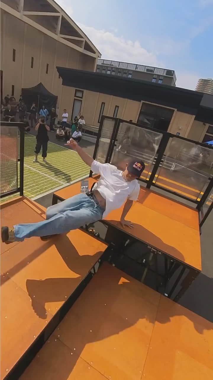 のインスタグラム：「3つの箱の高低差を活用👌 @bboyissin が『THE BOX』を攻略✔️🔥  #レッドブル #翼をさずける #ブレイキン #ブレイクダンス #ヒップホップ」