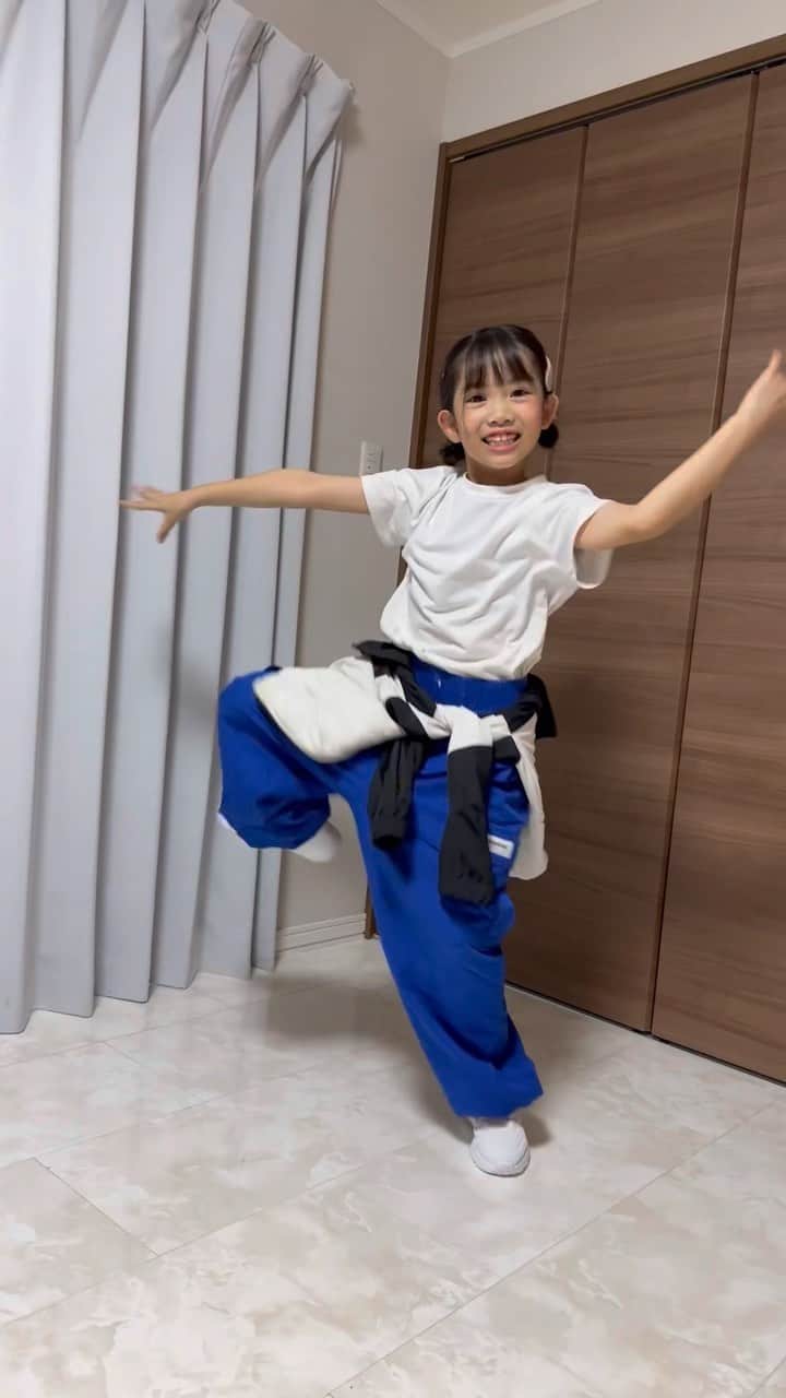 ともみのインスタグラム：「. . New Jeans - ‘ETA’ Dance Cover 💙 . 最近は運動会の練習をがんばってます👧 小学校入って初めての紅白対抗の運動会🏃‍♀️ 綱引きが楽しみです！ ゆず❁︎ . . #newjeans #eta #newjeans_eta #kpop #dance #réel #js4」