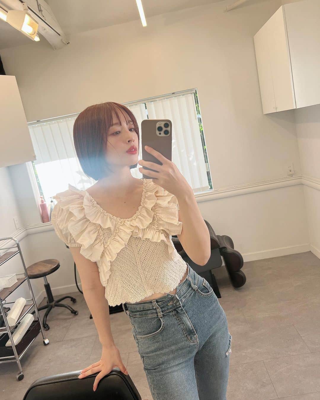 神部美咲のインスタグラム：「念願のボブ🤎🤎  こんなに短く切ったのいつぶりだろ🥰  @riholog1001 に 全部お任せで いつもちょっとずつ髪色変えてくれて くれてます💞 ありがとう🤎」