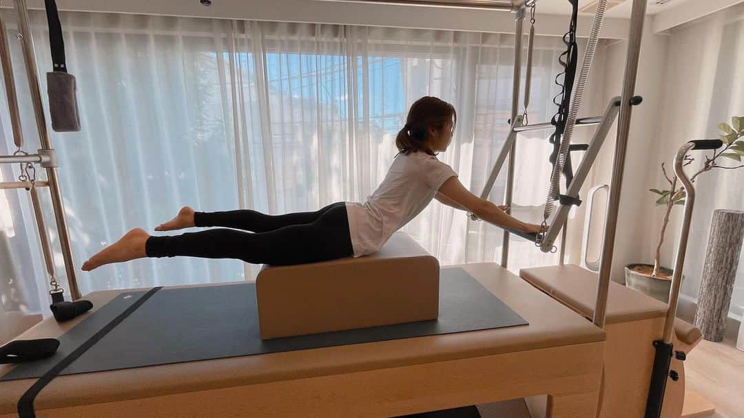 伊藤美紀のインスタグラム：「Pilates🍀🫧  今日で3回目のセッション 回数を重ねるごとにどんどん良くなってきてる😊 セッション中も出来てる時と出来ていない時の感覚が分かるようになってきて、どこを使いたいのか、どう使いたいのか意識出来るようになってきた👐 . 使い方、動かし方、連動の仕方、意識して出来た時の感覚は最高でした！！今日もまたひとつ収穫‪🫶🏻️💞 . そして前回とのbefore、afterが全然違いすぎて自分でもびっくり😳 伸びしろだらけで楽しい♥️  @secret_pilatesstudio  @hazukipilates  今日も充実したセッションありがとうございました😌 終始プルプルしてましたがhazukiさんの丁寧なアドバイスのお陰でまた新たな感覚をつかめました🕊‎🤍 . #三菱重工浦和レッズレディース  #伊藤美紀 #5 #weleague #weリーグ #ピラティス #マシンピラティス  #Pilates」