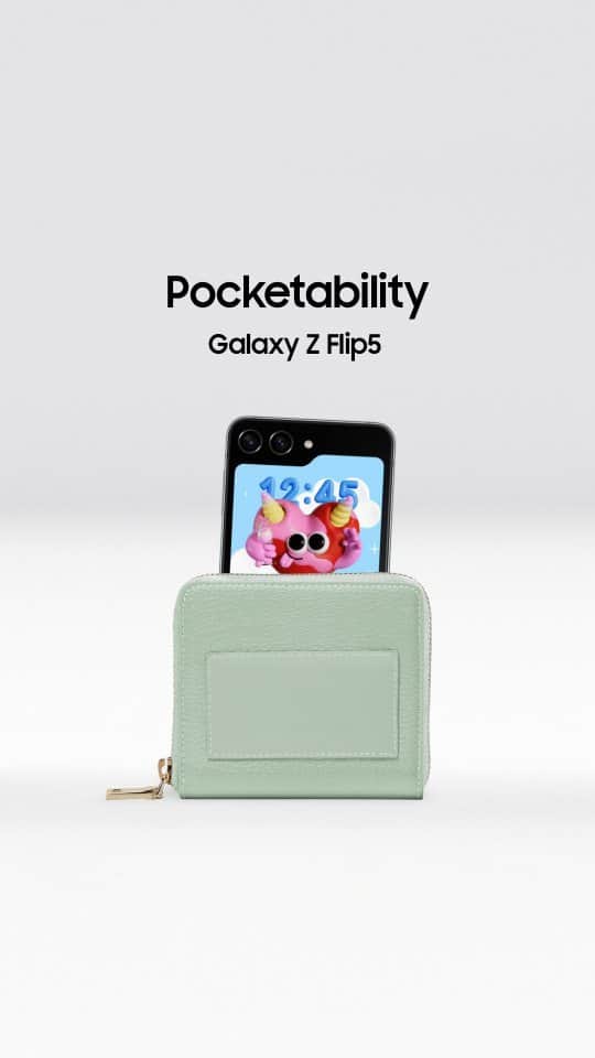 Samsung Mobileのインスタグラム：「The perfect fit for your favorite accessories. #GalaxyZFlip5 #JoinTheFlipSide  Learn more: samsung.com」