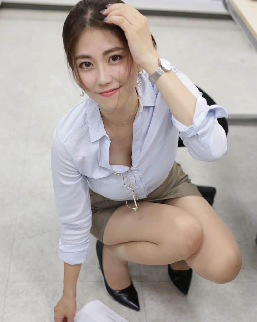 斎藤みどりのインスタグラム：「落とし物多くってごめんなちゃい♡ . . 毎回恒例のドジっ子あざとい拾い物シリーズです。笑 . . 📷 @yanchiyanayukky  #olお姉さん #眼鏡女子 #オフィスレディ #お仕事女子 #ミニスカ #美脚」
