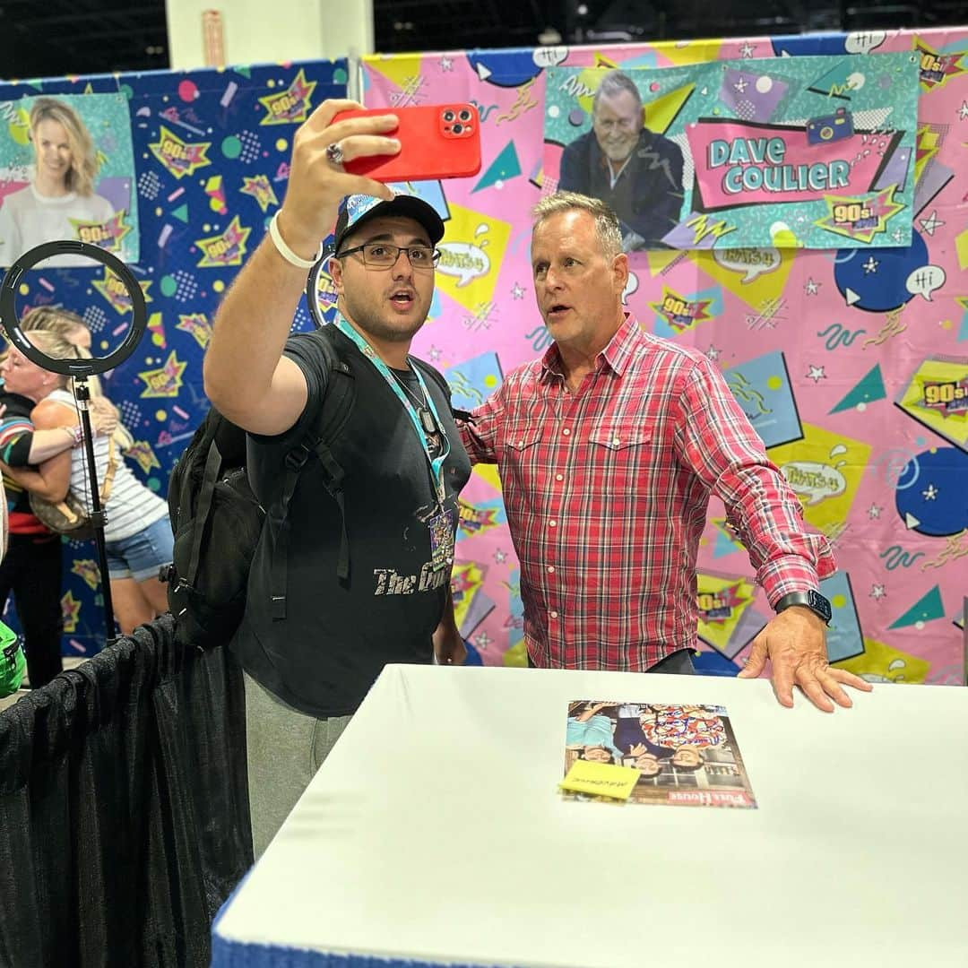 デイブ・クーリエさんのインスタグラム写真 - (デイブ・クーリエInstagram)「What an amazing weekend, getting to spend time with fans and my #fullhouse family at #90scontampa Thank you for stopping by. We love you❤️」9月19日 20時05分 - dcoulier