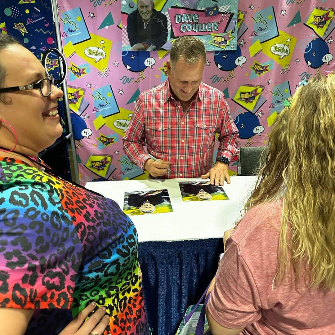 デイブ・クーリエさんのインスタグラム写真 - (デイブ・クーリエInstagram)「What an amazing weekend, getting to spend time with fans and my #fullhouse family at #90scontampa Thank you for stopping by. We love you❤️」9月19日 20時05分 - dcoulier