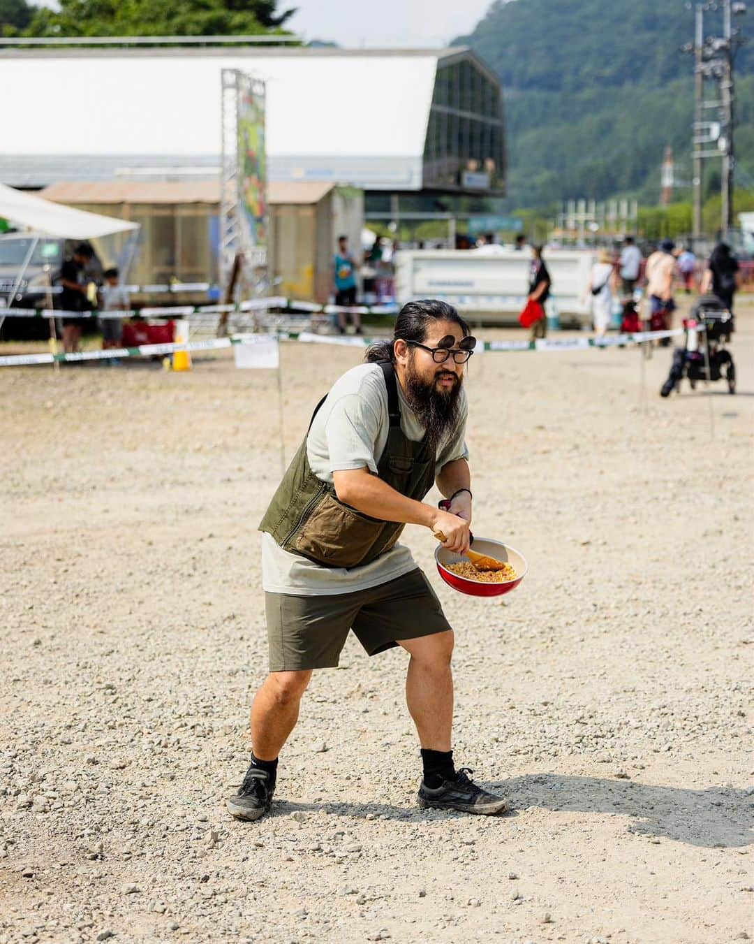 ビームスさんのインスタグラム写真 - (ビームスInstagram)「… 50SNAP！at FUJI ROCK FESTIVAL 2023 音楽とファッションをおもいっきり楽しむ50組をスナップ！  @fujirock_jp @happyoutsidebeams  いつもどおりのフジロックが帰ってきました！  今年もBEAMSは、フジロックに相性の良い旬なアーティストを起用し、オフィシャルTシャツを制作しました。そして当日は、恒例の会場ファッションスナップを実施。延べ114,000人からなる来場者の中から、“HAPPY OUTSIDE BEAMS” 的視点で、音楽とファッションをおもいっきり楽しむ50組をスナップ！個性豊かな来場者のコーディネートや笑顔をお楽しみください。  スナップはこちら↓ https://www.beams.co.jp/special/happyoutsidebeams/3570/ 🔗→@beams_official ストーリーズハイライト”Features”より  @beams_t #fujirockfestival #fujirockfestival2023 #fujirock #fashionsnap #happyoutsidebeams #beams #フジロック #ビームス #ファッションスナップ」9月19日 20時00分 - beams_official