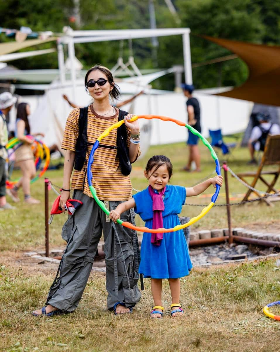 ビームスさんのインスタグラム写真 - (ビームスInstagram)「… 50SNAP！at FUJI ROCK FESTIVAL 2023 音楽とファッションをおもいっきり楽しむ50組をスナップ！  @fujirock_jp @happyoutsidebeams  いつもどおりのフジロックが帰ってきました！  今年もBEAMSは、フジロックに相性の良い旬なアーティストを起用し、オフィシャルTシャツを制作しました。そして当日は、恒例の会場ファッションスナップを実施。延べ114,000人からなる来場者の中から、“HAPPY OUTSIDE BEAMS” 的視点で、音楽とファッションをおもいっきり楽しむ50組をスナップ！個性豊かな来場者のコーディネートや笑顔をお楽しみください。  スナップはこちら↓ https://www.beams.co.jp/special/happyoutsidebeams/3570/ 🔗→@beams_official ストーリーズハイライト”Features”より  @beams_t #fujirockfestival #fujirockfestival2023 #fujirock #fashionsnap #happyoutsidebeams #beams #フジロック #ビームス #ファッションスナップ」9月19日 20時00分 - beams_official