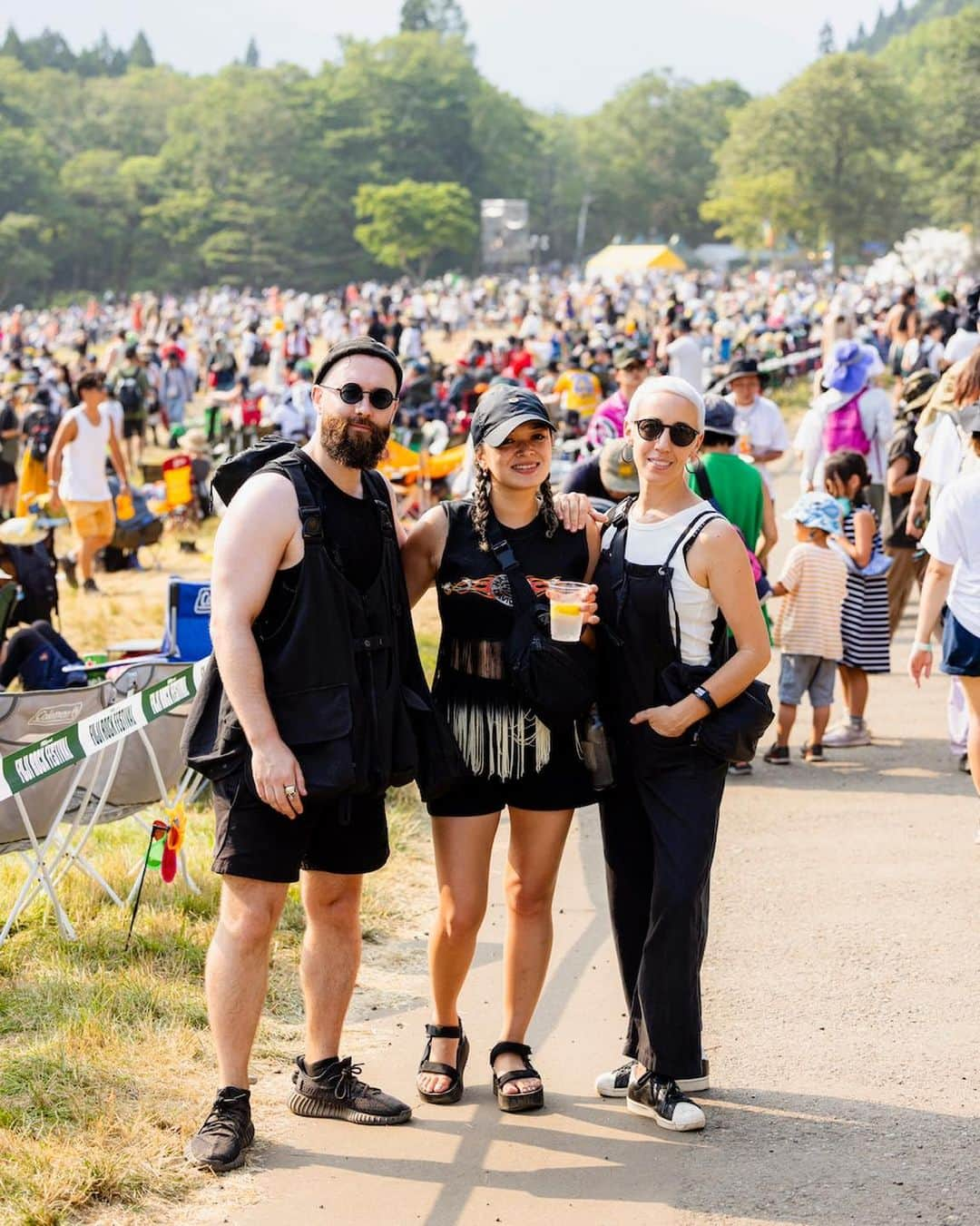 ビームスさんのインスタグラム写真 - (ビームスInstagram)「… 50SNAP！at FUJI ROCK FESTIVAL 2023 音楽とファッションをおもいっきり楽しむ50組をスナップ！  @fujirock_jp @happyoutsidebeams  いつもどおりのフジロックが帰ってきました！  今年もBEAMSは、フジロックに相性の良い旬なアーティストを起用し、オフィシャルTシャツを制作しました。そして当日は、恒例の会場ファッションスナップを実施。延べ114,000人からなる来場者の中から、“HAPPY OUTSIDE BEAMS” 的視点で、音楽とファッションをおもいっきり楽しむ50組をスナップ！個性豊かな来場者のコーディネートや笑顔をお楽しみください。  スナップはこちら↓ https://www.beams.co.jp/special/happyoutsidebeams/3570/ 🔗→@beams_official ストーリーズハイライト”Features”より  @beams_t #fujirockfestival #fujirockfestival2023 #fujirock #fashionsnap #happyoutsidebeams #beams #フジロック #ビームス #ファッションスナップ」9月19日 20時00分 - beams_official