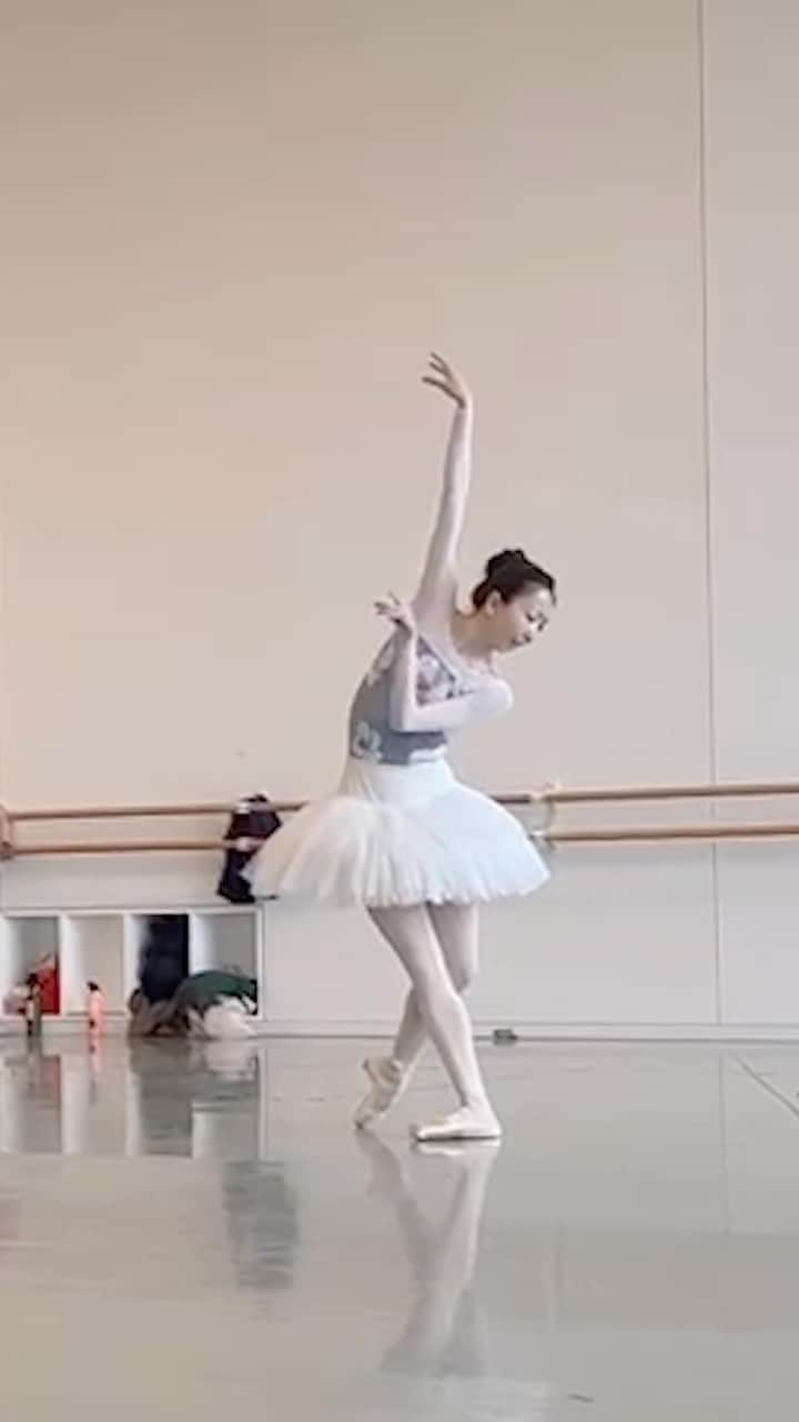 加治屋百合子のインスタグラム：「【11月3-5日//オーディションマスタークラス2023】  GCダンスイベントヒューストンバレエ　プリンシパルの加治屋百合子さんには、３日目オーディションクラスを担当していただきます✨🔥 --  《GCダンスイベントオーディションマスタークラスとは✨🩰》  ワークショップ + 合同オーディション =GCダンスオーディションマスタークラス❤️‍🔥 　　　　　　　　　　　　　　　　　　　　　　　　　　　　　　　　　　　　　　　　　　　　　　　　　　　　 オーディションマスタークラス参加者は、芸術監督達による様々なクラスを受講でき、  ●バレエ学校 ●バレエ団  の公式最終オーディションに参加できます。  -- 参加バレエ団＆バレエ学校  🩰バルセロナバレエ 🩰キャニオンコンサートバレエ団 🩰ユーロパバレエ団 🩰ヒューストンバレエアカデミー 🩰ジョフリーバレエ 🩰マイアミシティバレエ 🩰ミュンヘン音楽演劇大学バレエ学校 🩰ケベックバレエ高等学校（ESBQ) 🩰サラソタキューバンバレエスクール 🩰コレラ・バルセロナ 🩰ヒューマンボディーズプログラム（コンテンポラリー）  ✨お教室グループ割引あり✨ ‼️参加者数限りあり‼️  マスタークラス、公式最終オーディションの詳しい情報、応募お気軽にお問い合わせください。」