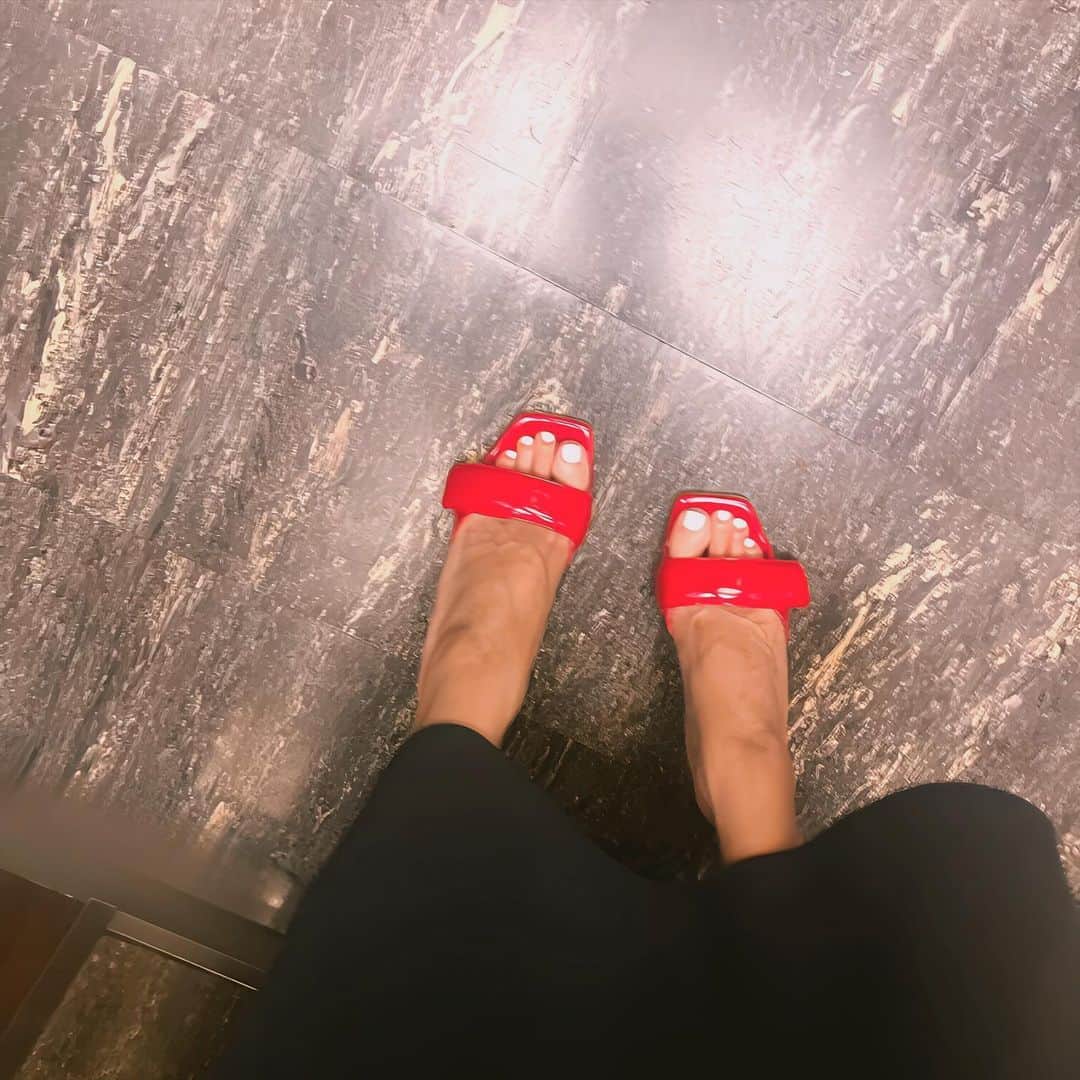 辻直子さんのインスタグラム写真 - (辻直子Instagram)「#veryredshoes#sandals#hello #longtimenosee💋 #もえているのか🫶🏻#最近また#赤い口紅や赤いバッグや赤い靴が#身につけたくなってる#このトマトレッドのトーンが1番好きな赤  自然に手がのびている物たちを手繰り寄せてみると  今の自分のムードがよく分かるんです  赤なのね♡  色ってだいすき。」9月19日 20時14分 - naoko.ts