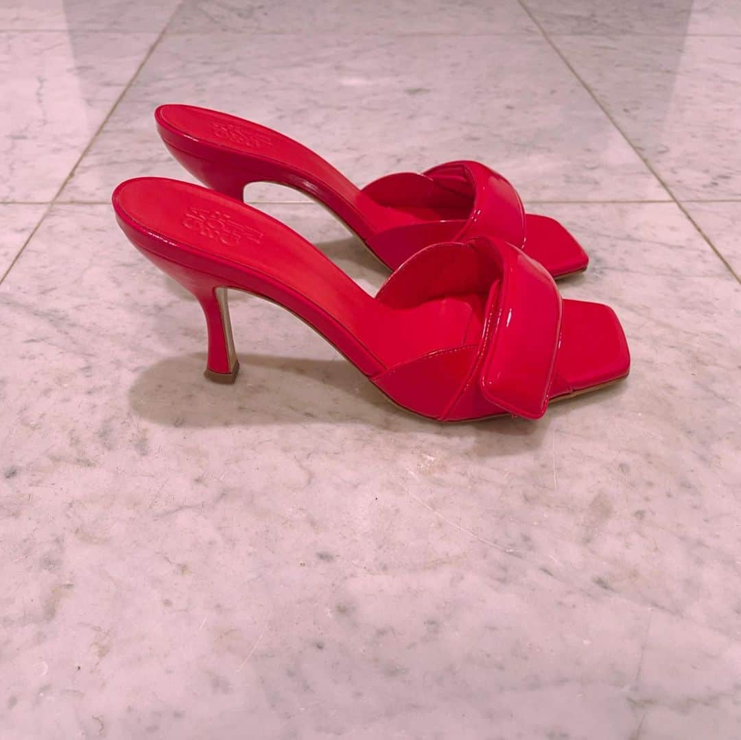 辻直子さんのインスタグラム写真 - (辻直子Instagram)「#veryredshoes#sandals#hello #longtimenosee💋 #もえているのか🫶🏻#最近また#赤い口紅や赤いバッグや赤い靴が#身につけたくなってる#このトマトレッドのトーンが1番好きな赤  自然に手がのびている物たちを手繰り寄せてみると  今の自分のムードがよく分かるんです  赤なのね♡  色ってだいすき。」9月19日 20時14分 - naoko.ts