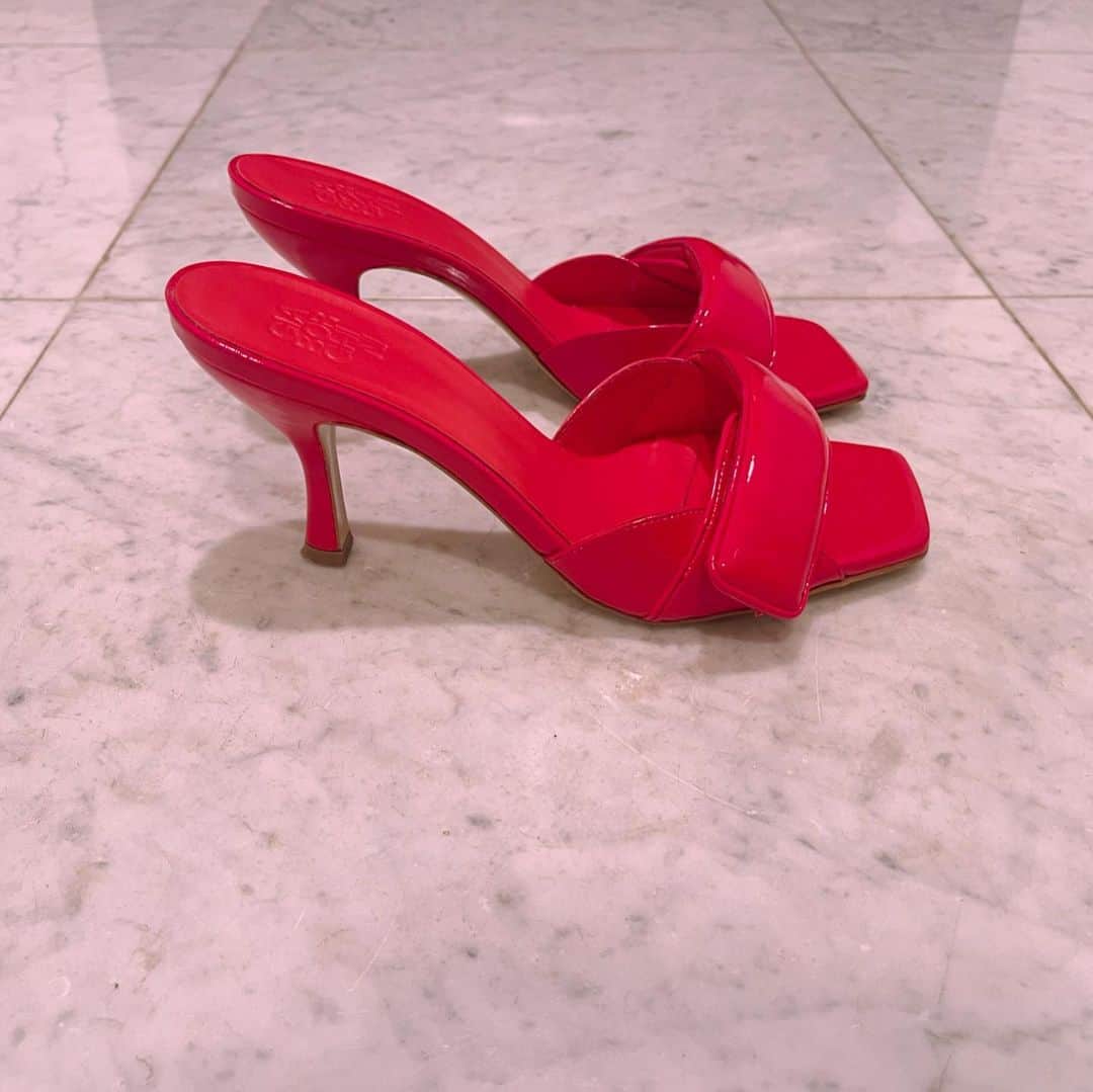 辻直子のインスタグラム：「#veryredshoes#sandals#hello #longtimenosee💋 #もえているのか🫶🏻#最近また#赤い口紅や赤いバッグや赤い靴が#身につけたくなってる#このトマトレッドのトーンが1番好きな赤  自然に手がのびている物たちを手繰り寄せてみると  今の自分のムードがよく分かるんです  赤なのね♡  色ってだいすき。」