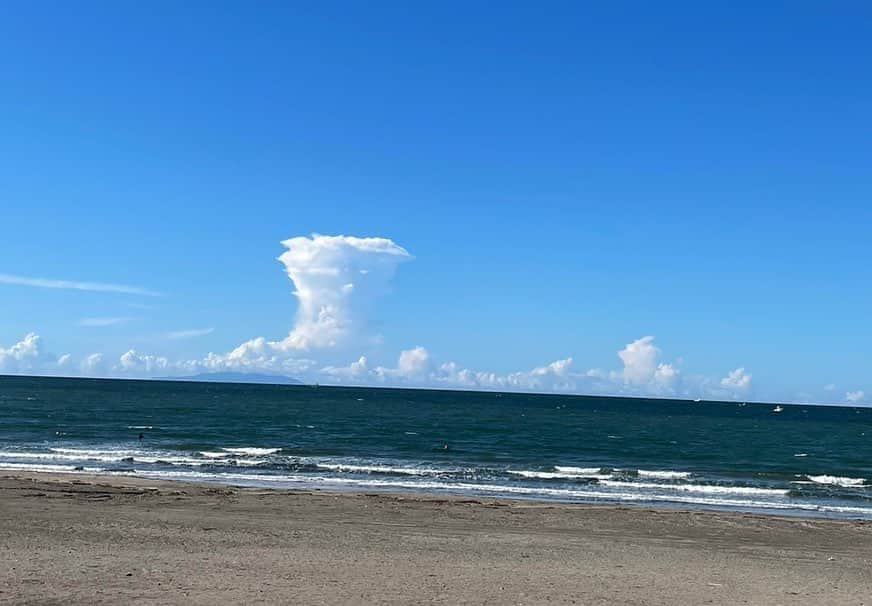 渡邊水希さんのインスタグラム写真 - (渡邊水希Instagram)「Spending time in nature is healing energy.  綿飴の行方...  #☁🍭 #🐶 #🕊️ #nofilter」9月19日 20時05分 - mizuki__watanabe