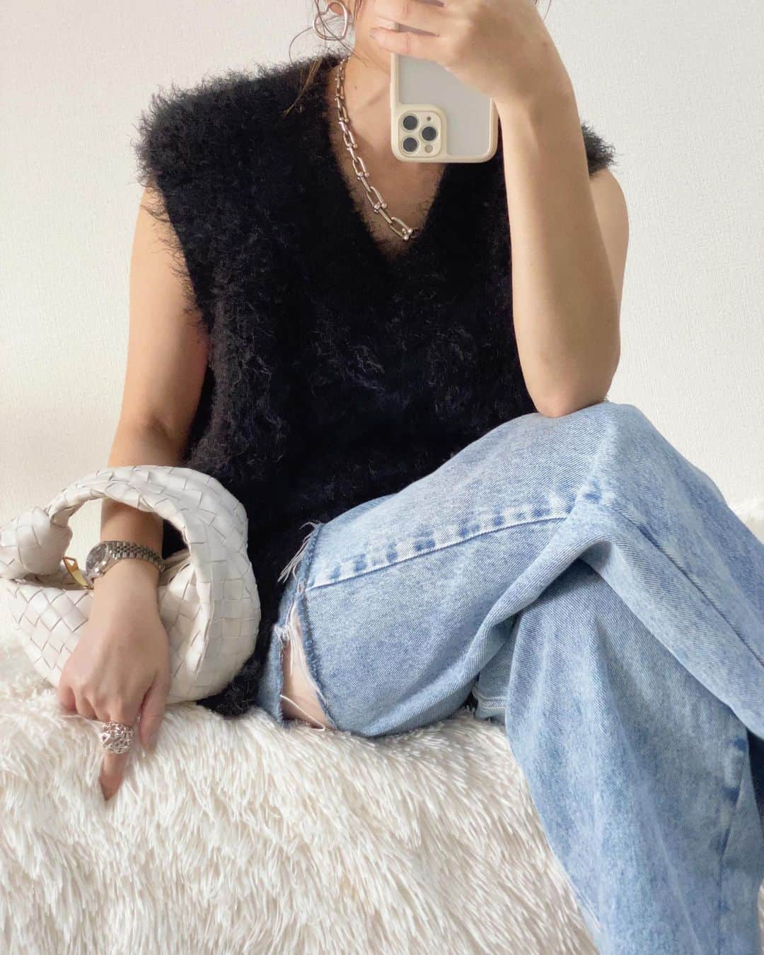 akiii031のインスタグラム：「モケモケ🖤👖  tops @gypsohila.jpn  denim @maisonmargiela  earring @seadsmara  bag @newbottega」