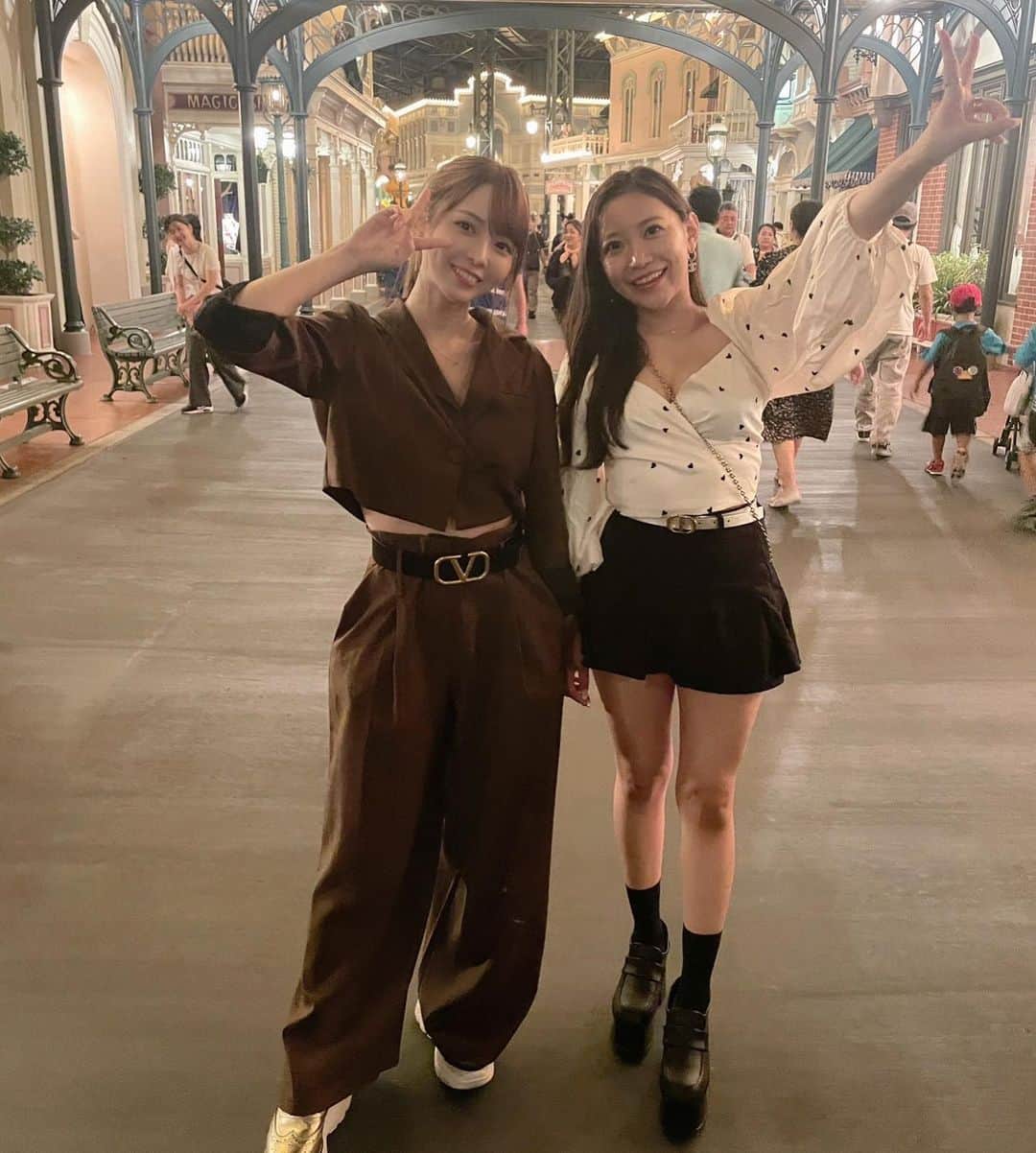 のインスタグラム：「楽しかったあ🐭♡ ° Dハロで、周り仮装ばっかりなのに、耳すら付けなかった人たち🤣 ° #ディズニー #ディズニーコーデ #ディズニーランド #ディズニーハロウィン #dハロ #ハロウィン #ディズニー写真部」